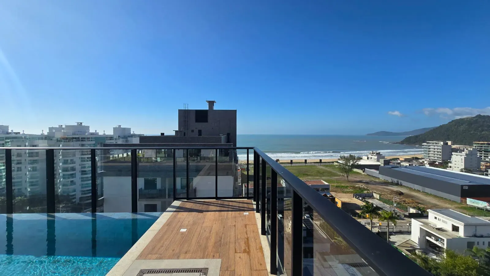 Apartamento vista mar com 3 suítes e 2 vagas de garagem na Praia Brava