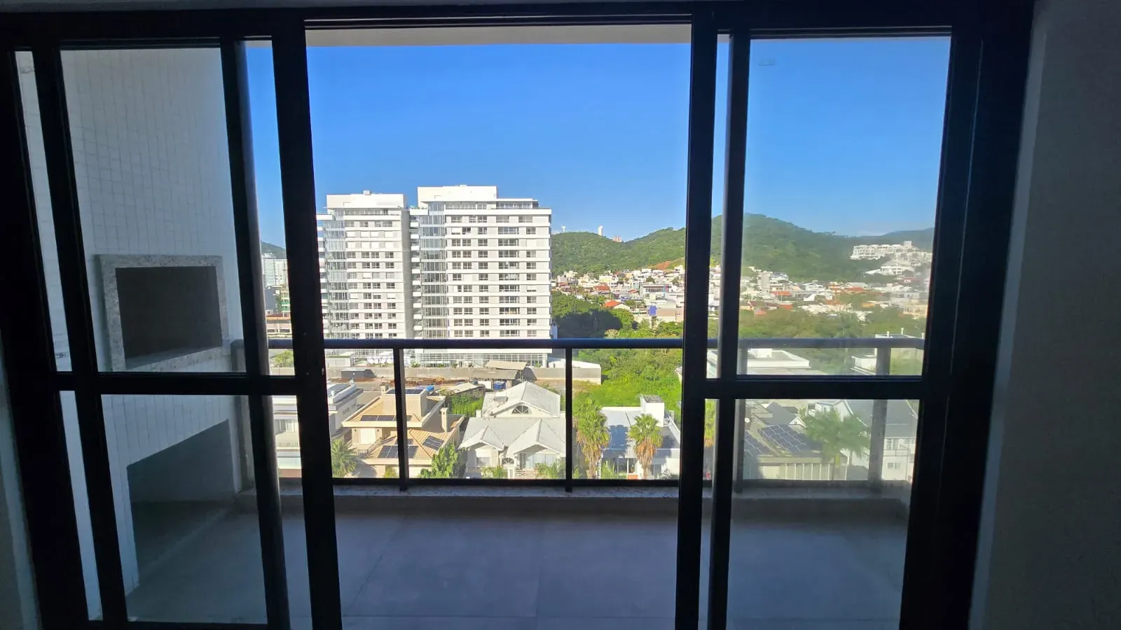 Apartamento vista mar com 3 suítes e 2 vagas de garagem na Praia Brava