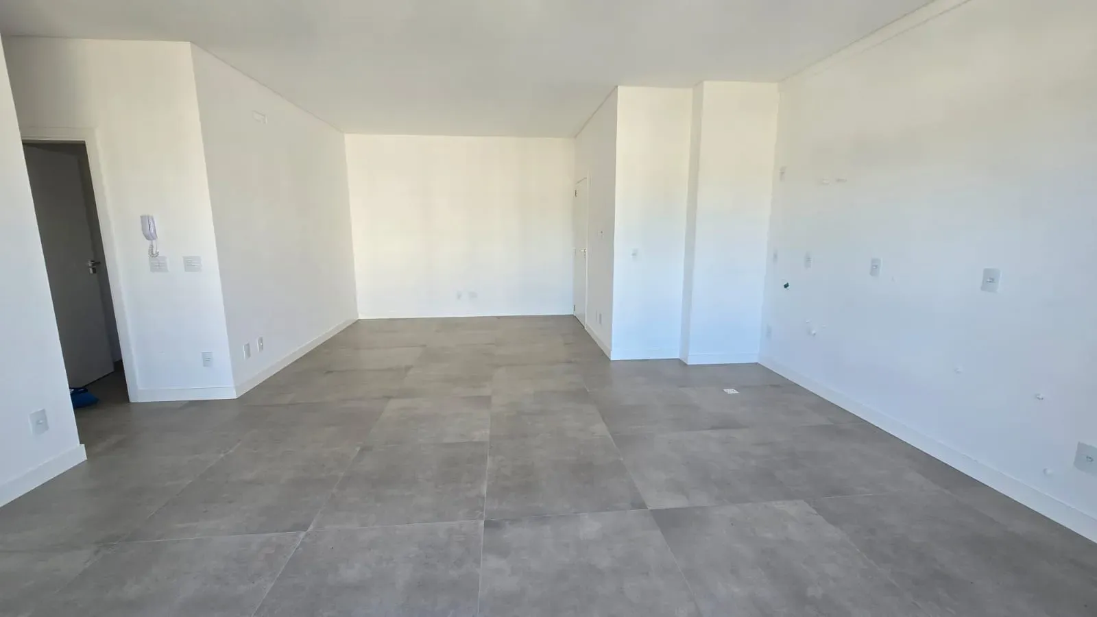 Apartamento vista mar com 3 suítes e 2 vagas de garagem na Praia Brava