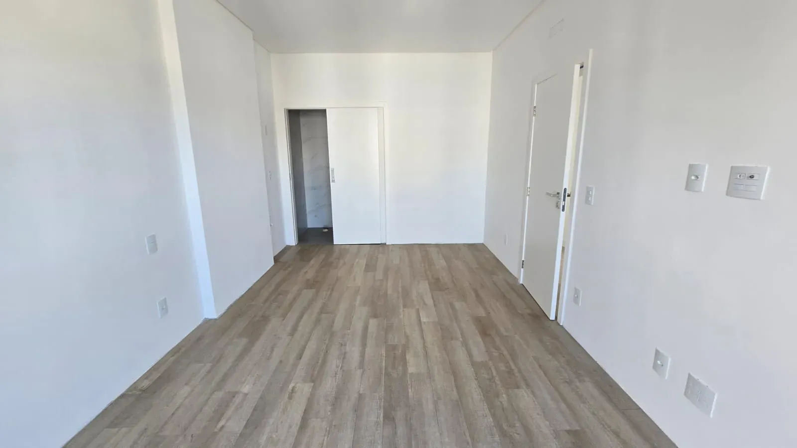 Apartamento vista mar com 3 suítes e 2 vagas de garagem na Praia Brava