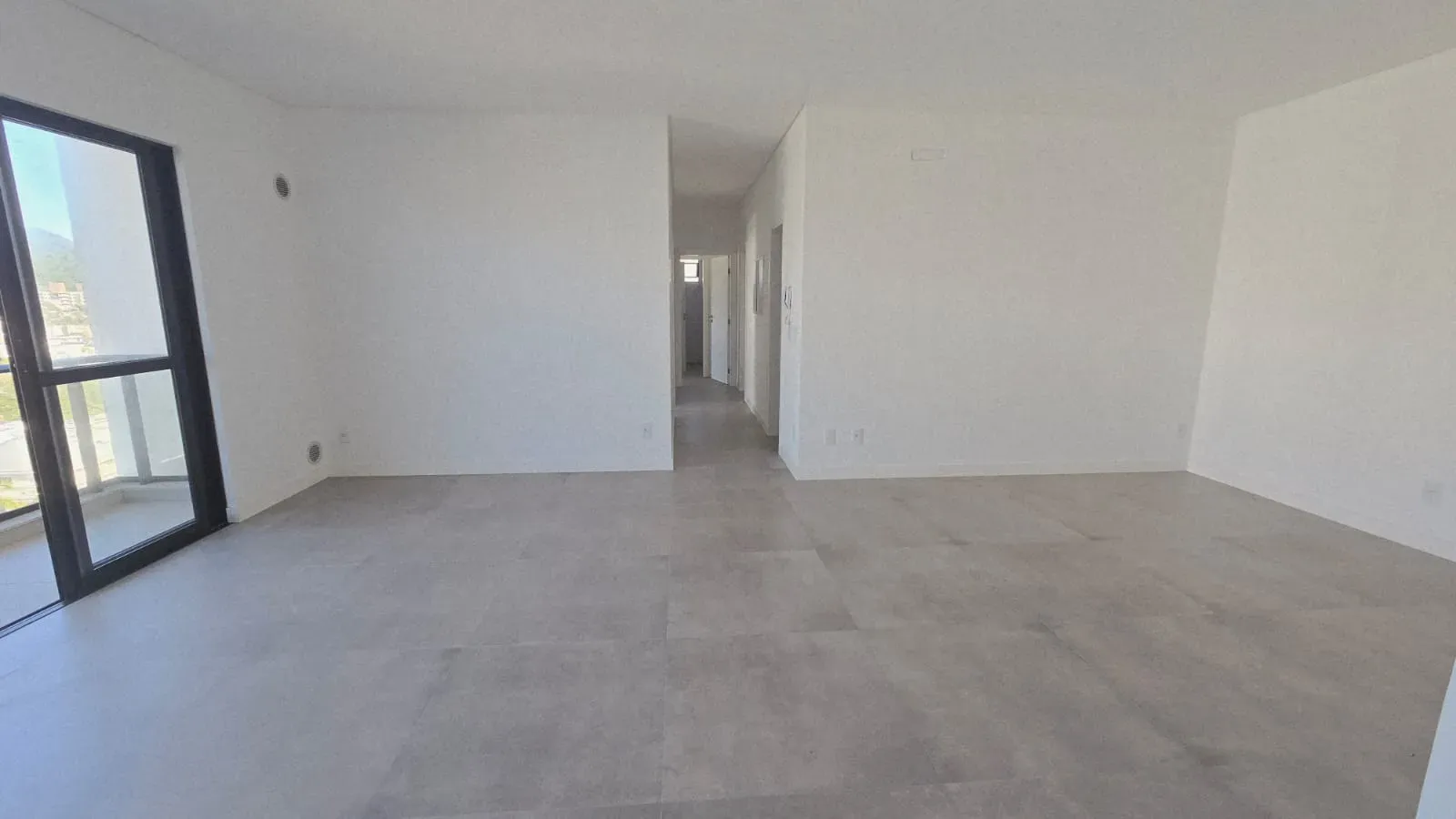 Apartamento vista mar com 3 suítes e 2 vagas de garagem na Praia Brava