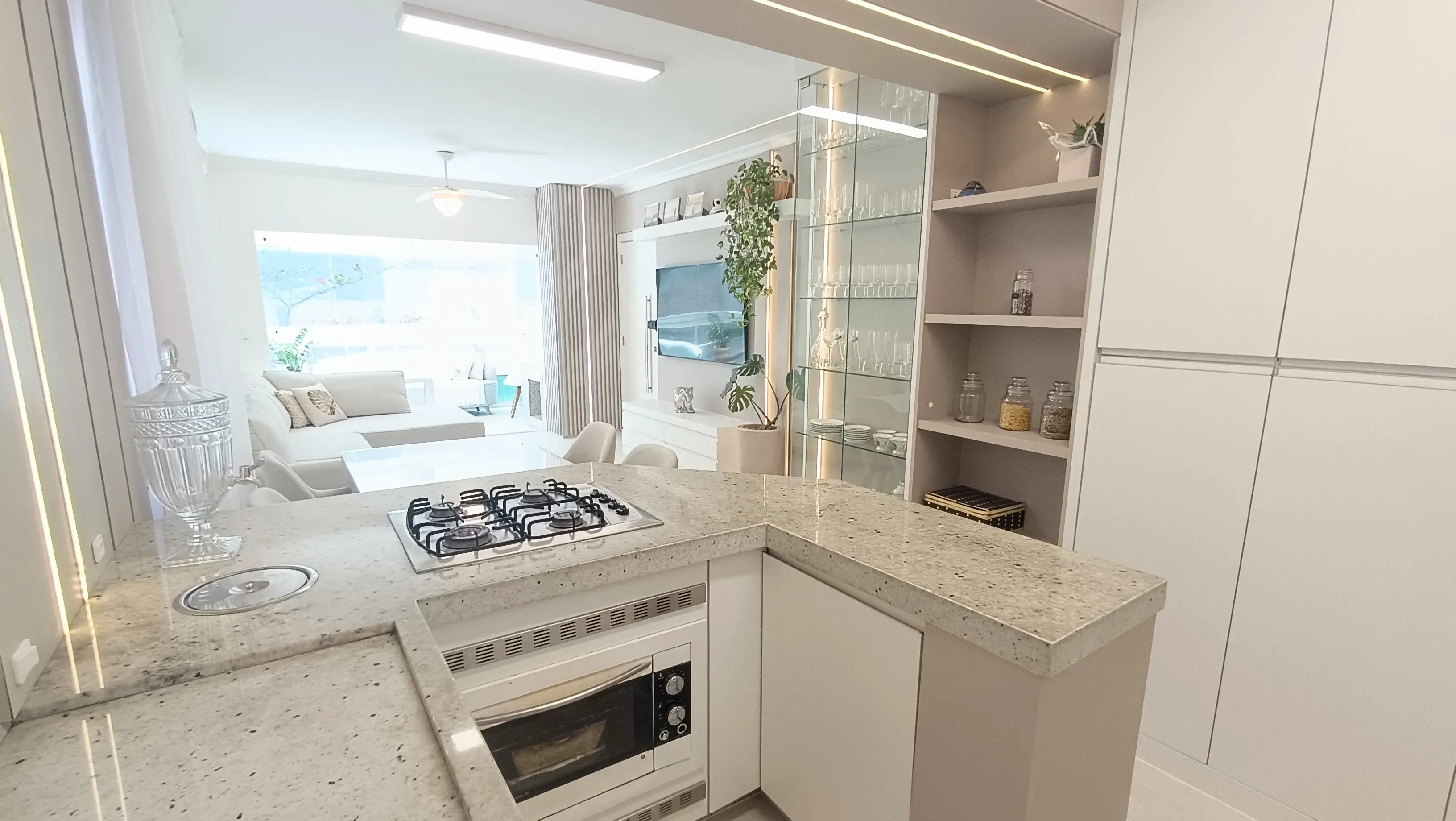 Apartamento com 3 dormitórios sendo 2 suítes e 1 vaga de garagem  Centro, Balneário Camboriú/SC