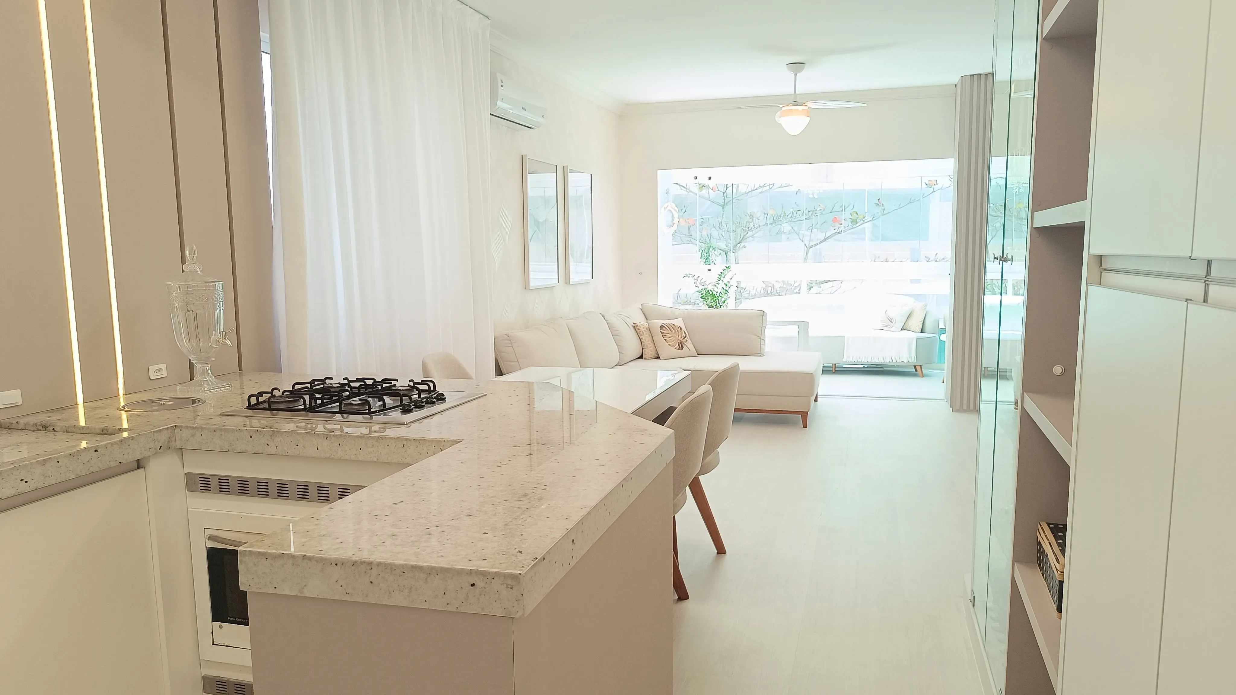 Apartamento com 3 dormitórios sendo 2 suítes e 1 vaga de garagem  Centro, Balneário Camboriú/SC