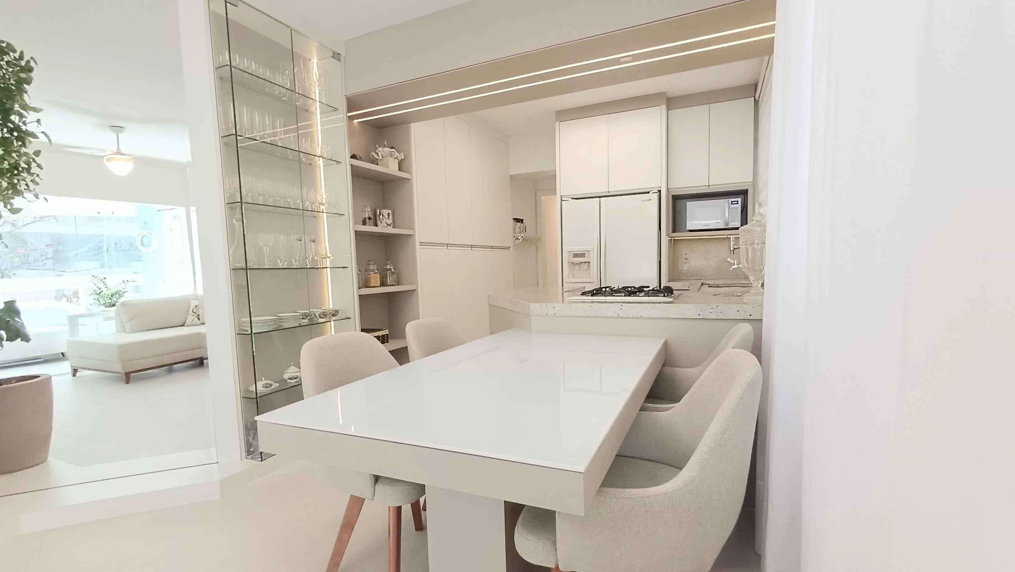 Apartamento com 3 dormitórios sendo 2 suítes e 1 vaga de garagem  Centro, Balneário Camboriú/SC