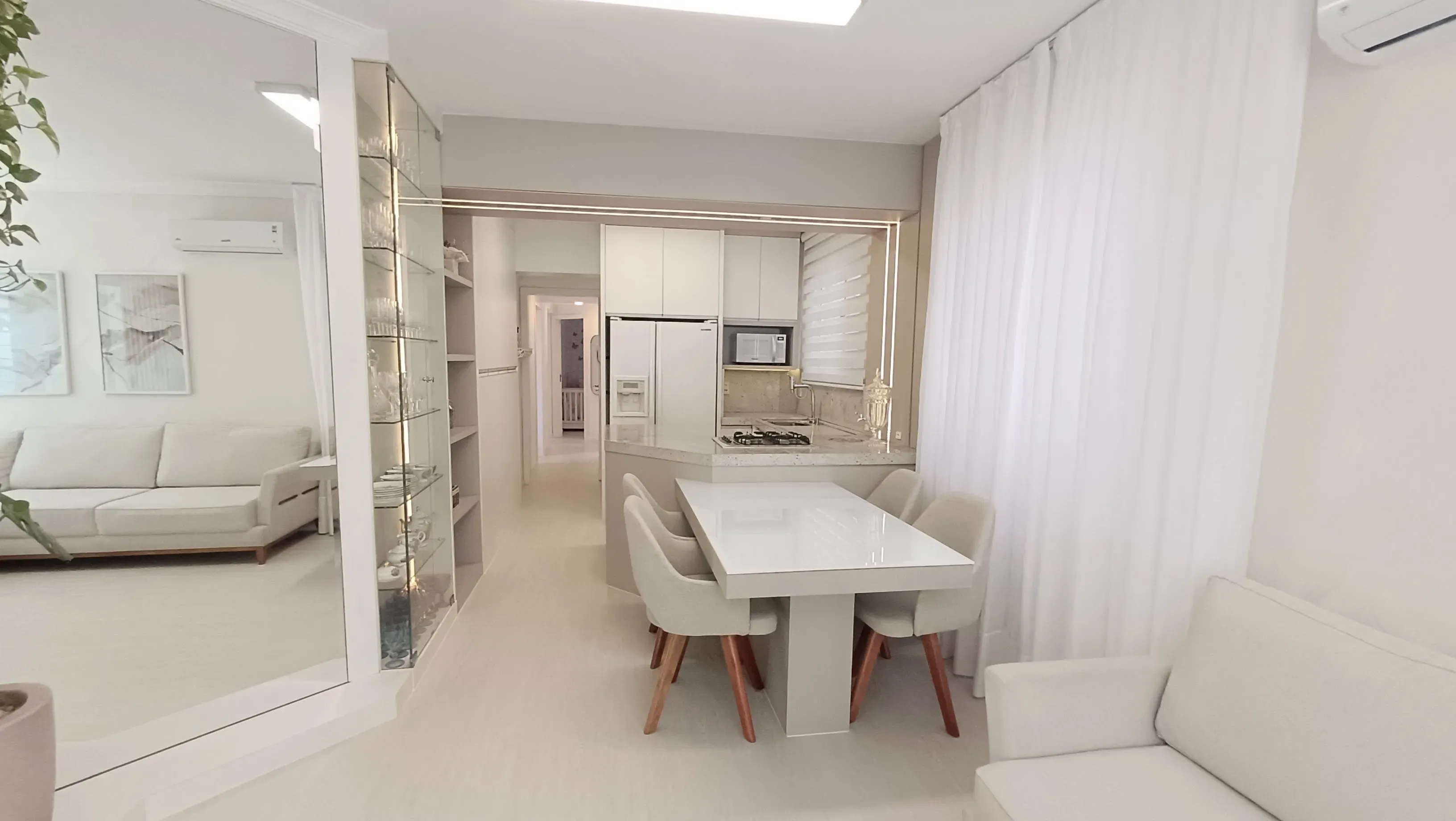 Apartamento com 3 dormitórios sendo 2 suítes e 1 vaga de garagem  Centro, Balneário Camboriú/SC