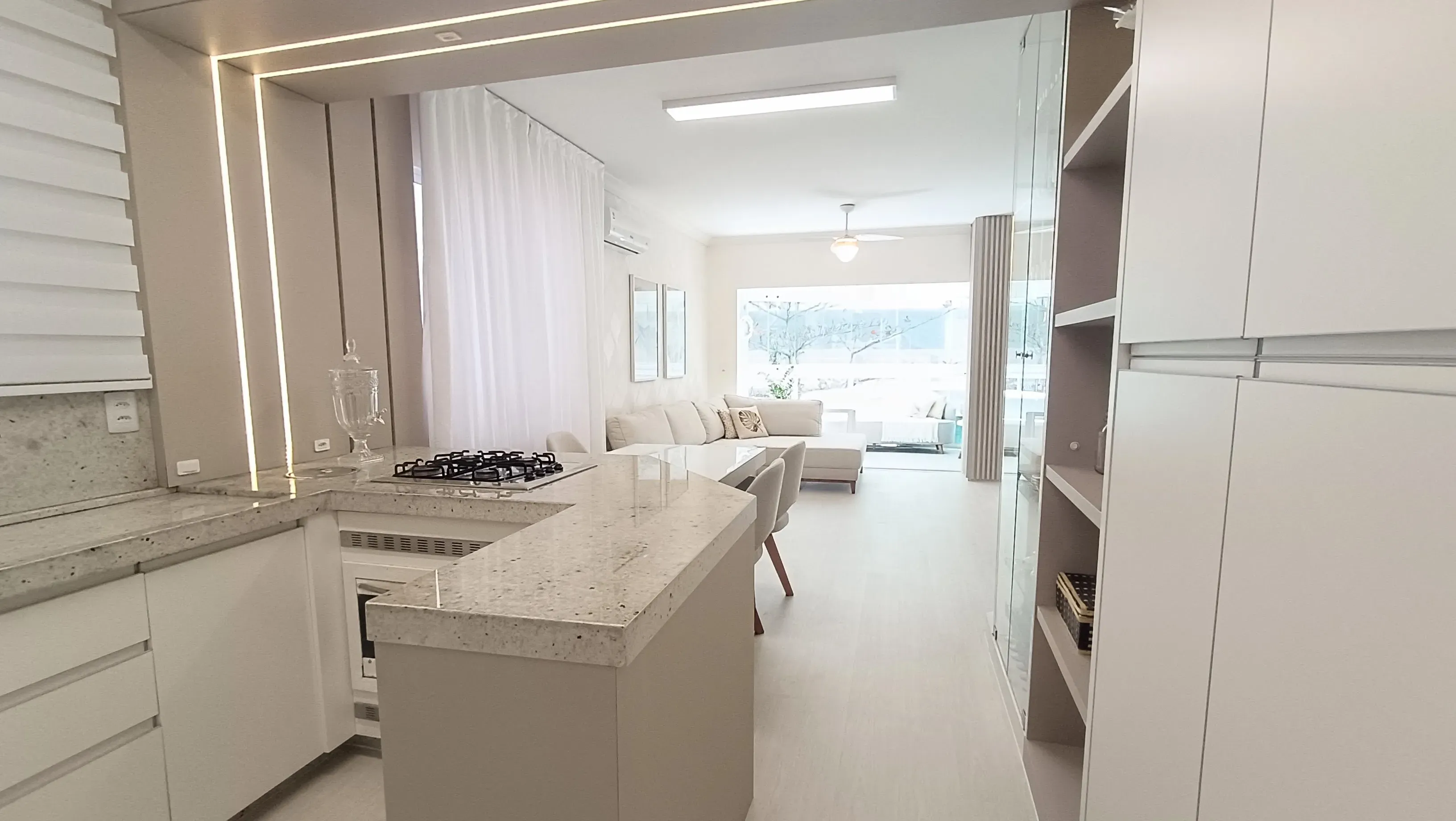 Apartamento com 3 dormitórios sendo 2 suítes e 1 vaga de garagem  Centro, Balneário Camboriú/SC