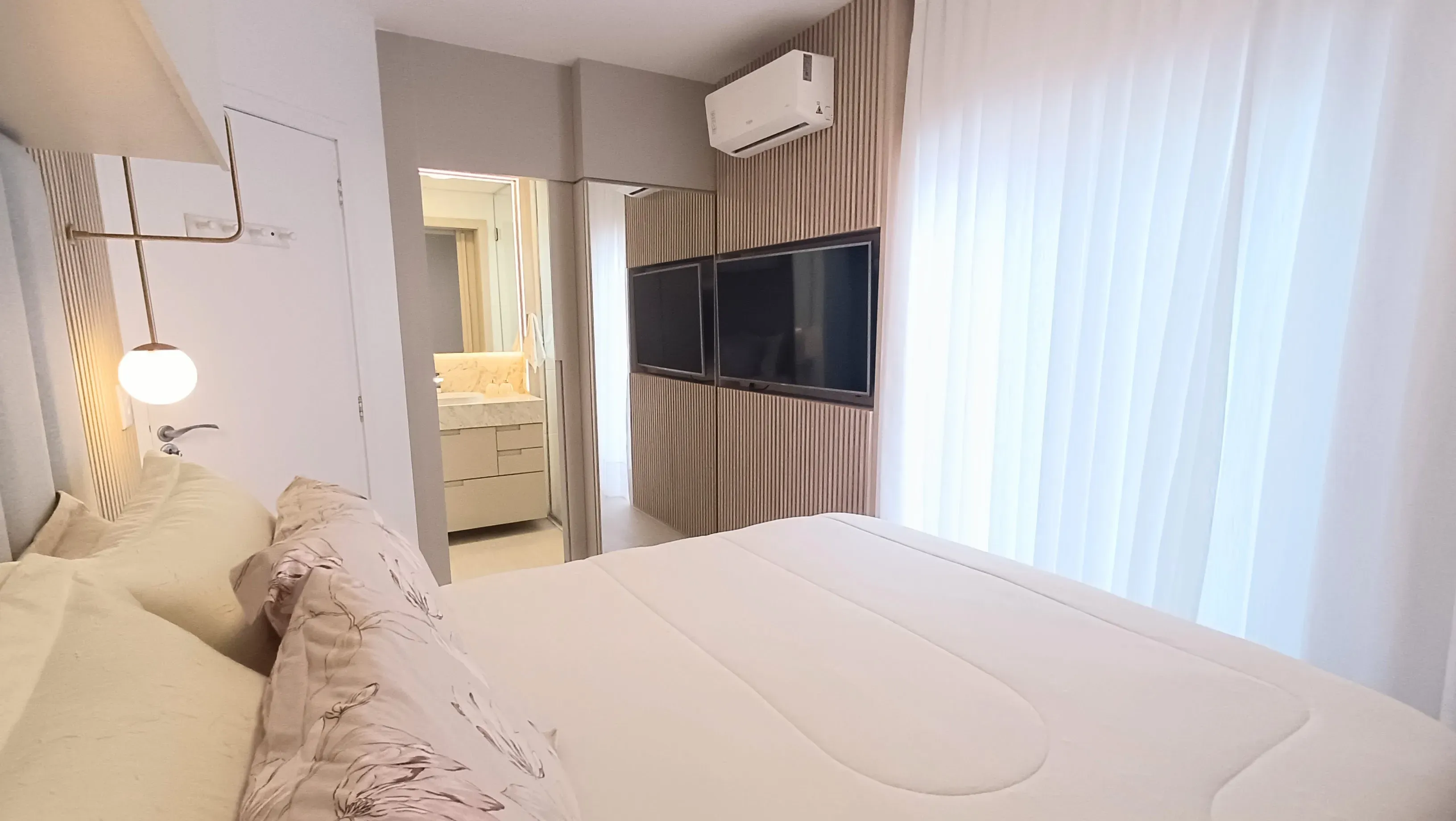 Apartamento com 3 dormitórios sendo 2 suítes e 1 vaga de garagem  Centro, Balneário Camboriú/SC