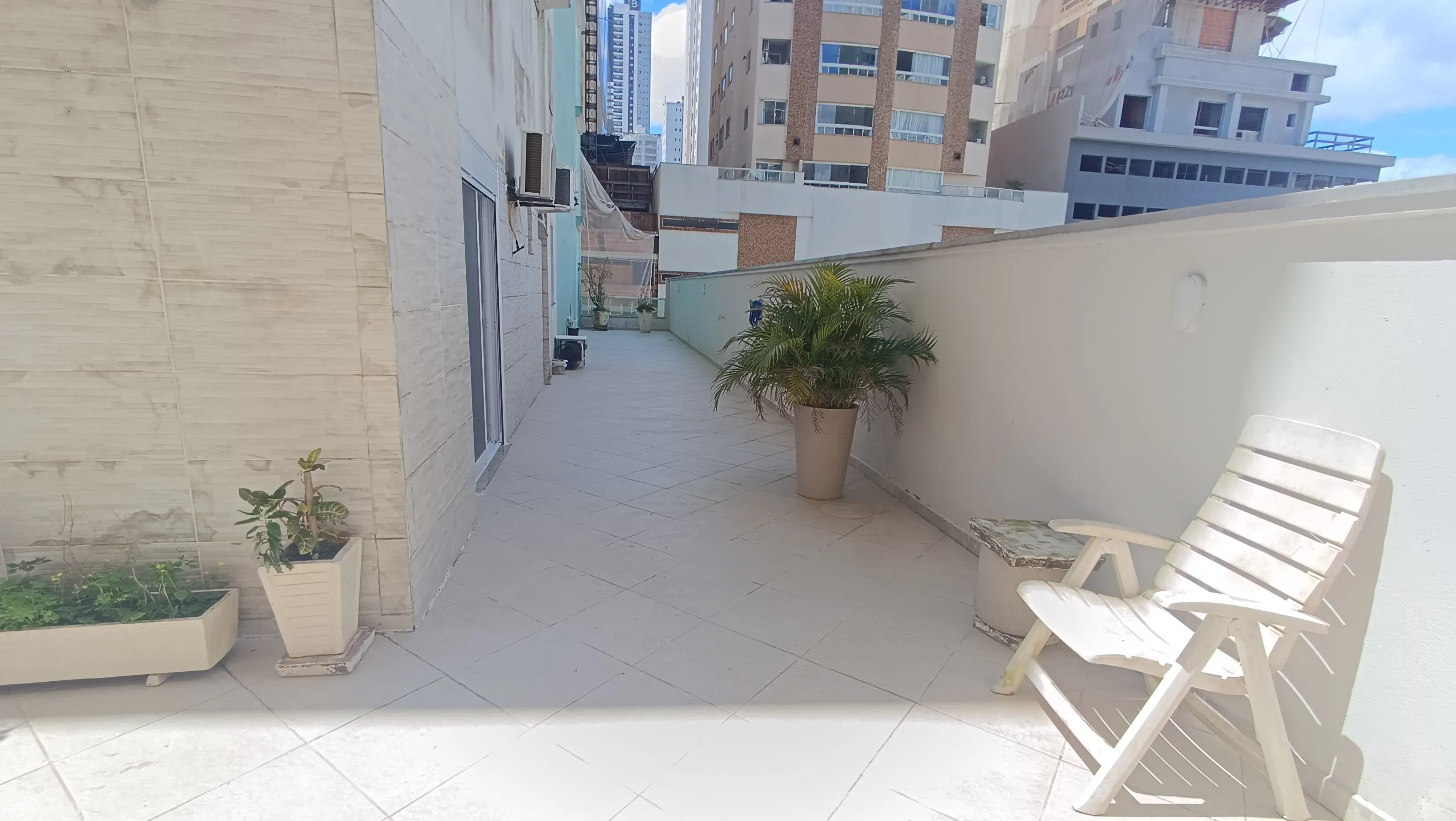 Apartamento com 3 dormitórios sendo 2 suítes e 1 vaga de garagem  Centro, Balneário Camboriú/SC
