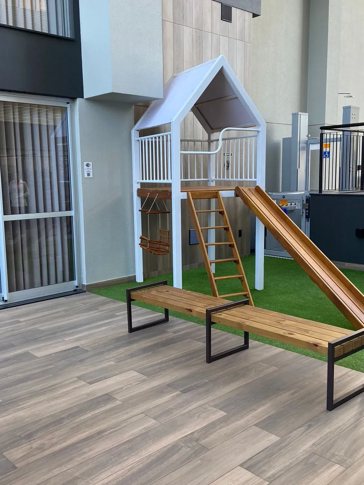 Apartamento com 2 dormitórios sendo 2 suítes e 2 vagas de garagem, Bairro Canto em Florianópolis/SC