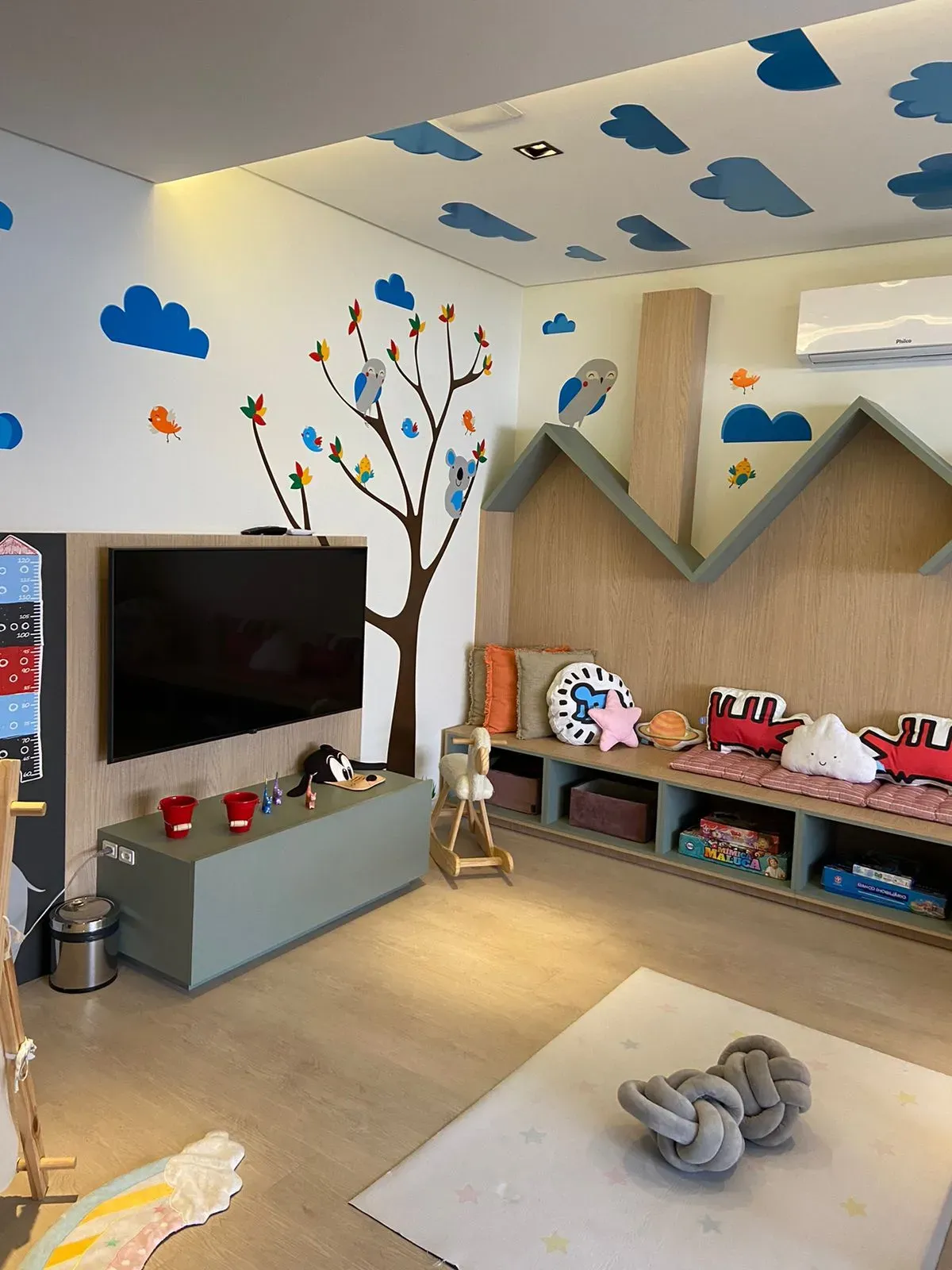 Apartamento com 2 dormitórios sendo 2 suítes e 2 vagas de garagem, Bairro Canto em Florianópolis/SC