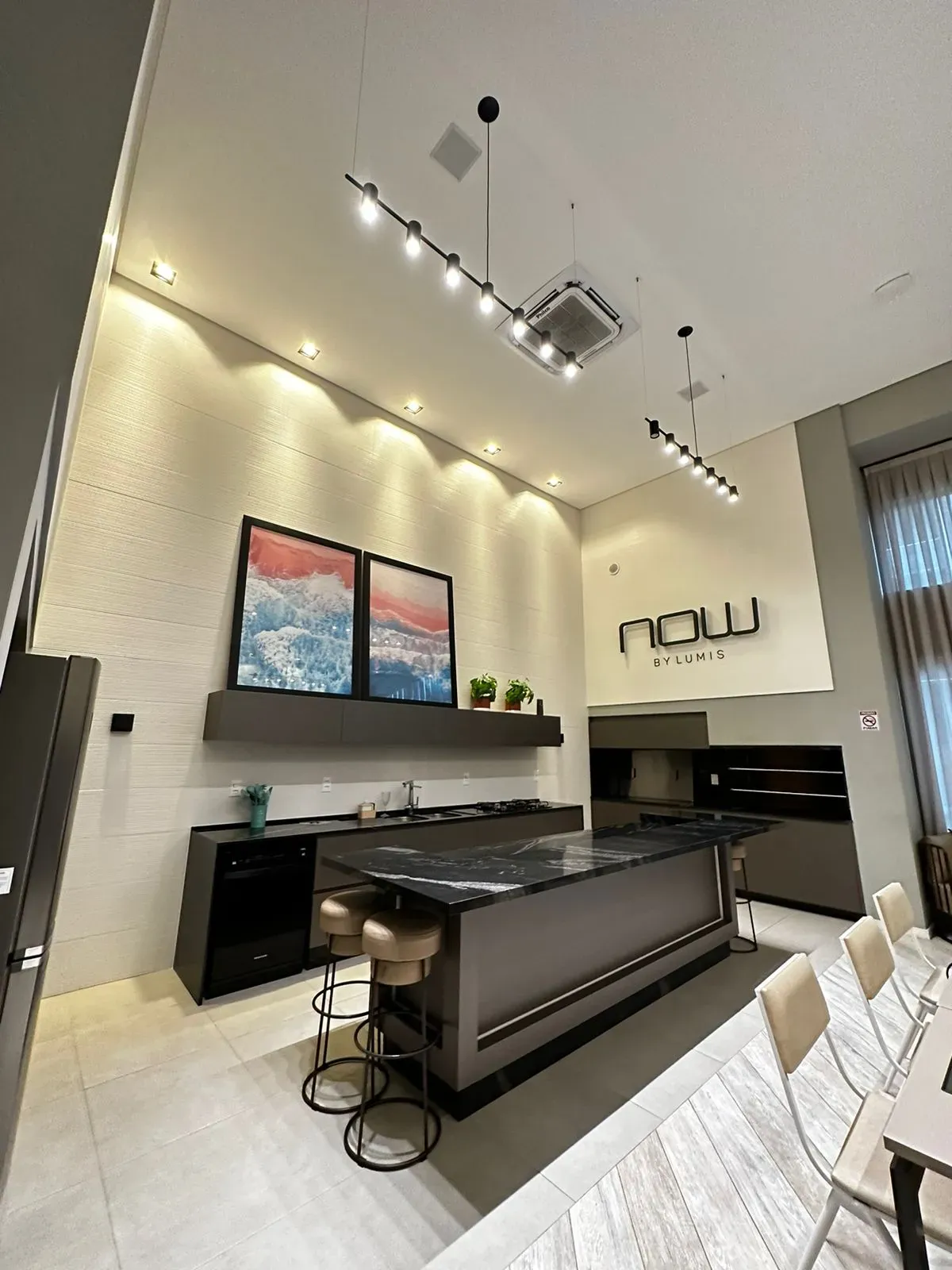 Apartamento com 2 dormitórios sendo 2 suítes e 2 vagas de garagem, Bairro Canto em Florianópolis/SC