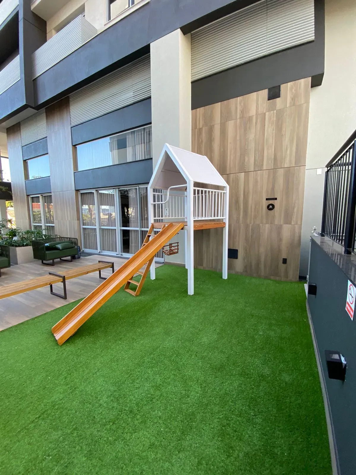 Apartamento com 2 dormitórios sendo 2 suítes e 2 vagas de garagem, Bairro Canto em Florianópolis/SC