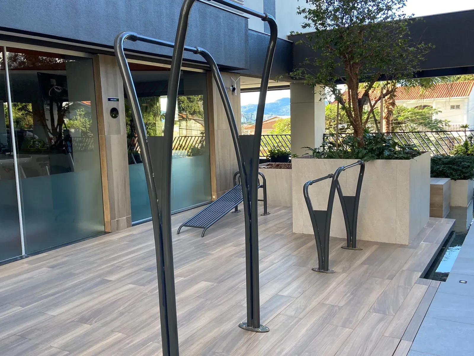 Apartamento com 2 dormitórios sendo 2 suítes e 2 vagas de garagem, Bairro Canto em Florianópolis/SC