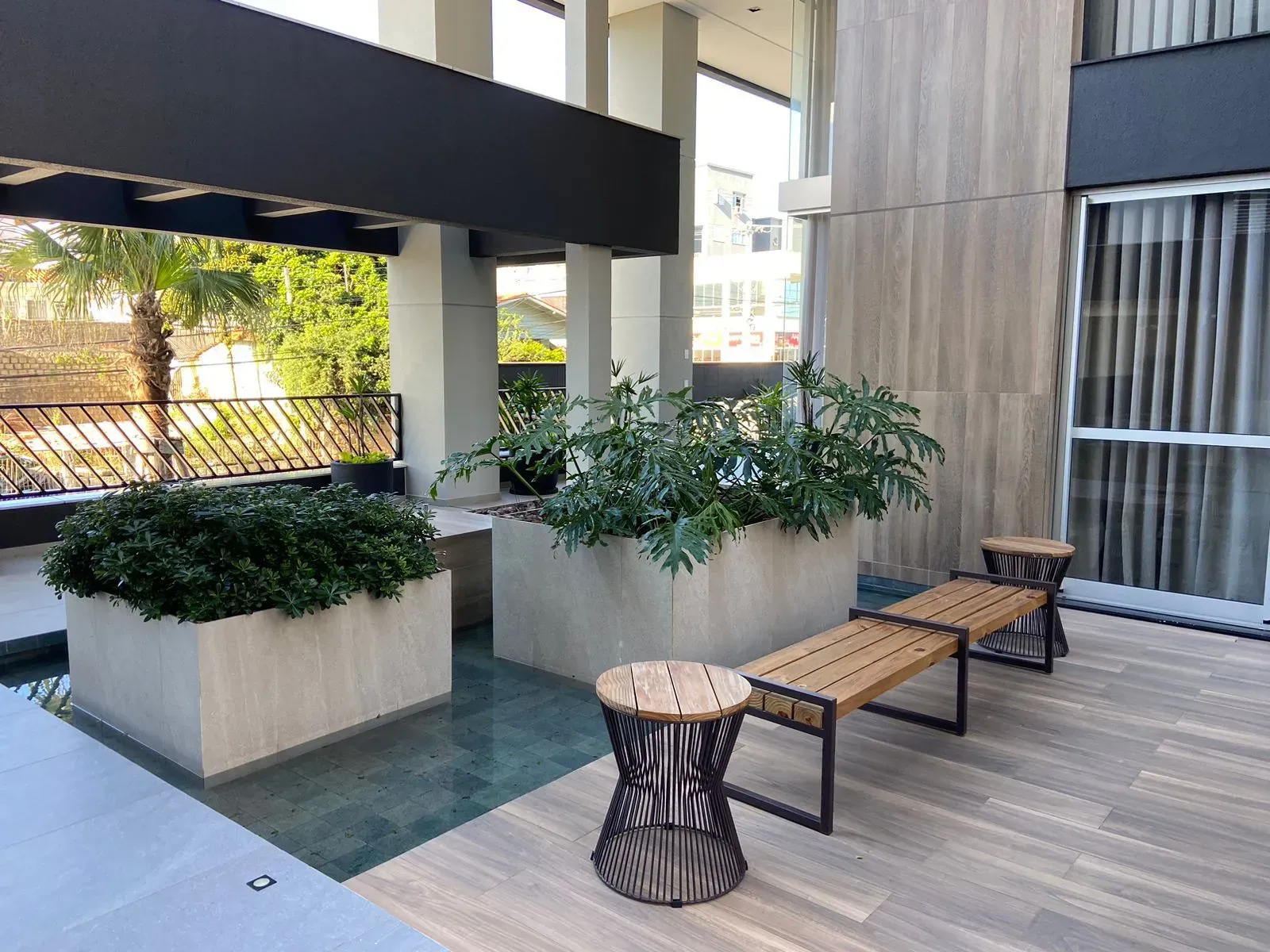 Apartamento com 2 dormitórios sendo 2 suítes e 2 vagas de garagem, Bairro Canto em Florianópolis/SC