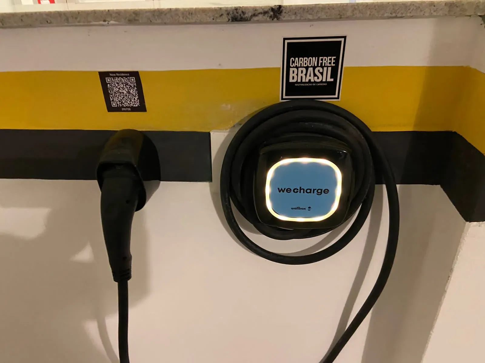 Apartamento com 2 dormitórios sendo 2 suítes e 2 vagas de garagem, Bairro Canto em Florianópolis/SC