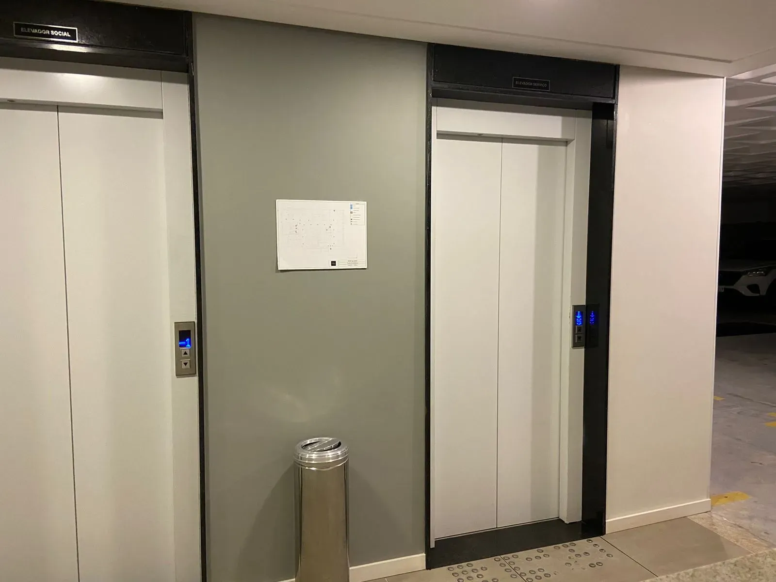 Apartamento com 2 dormitórios sendo 2 suítes e 2 vagas de garagem, Bairro Canto em Florianópolis/SC