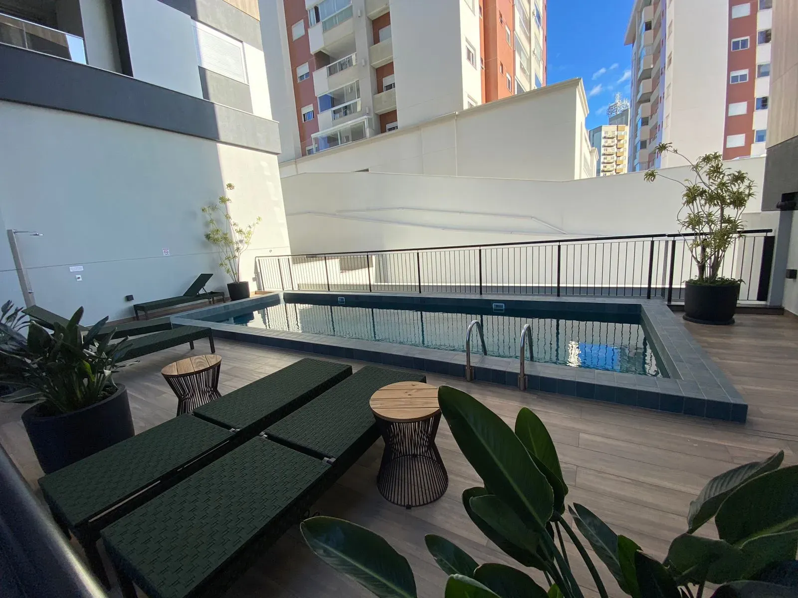 Apartamento com 2 dormitórios sendo 2 suítes e 2 vagas de garagem, Bairro Canto em Florianópolis/SC