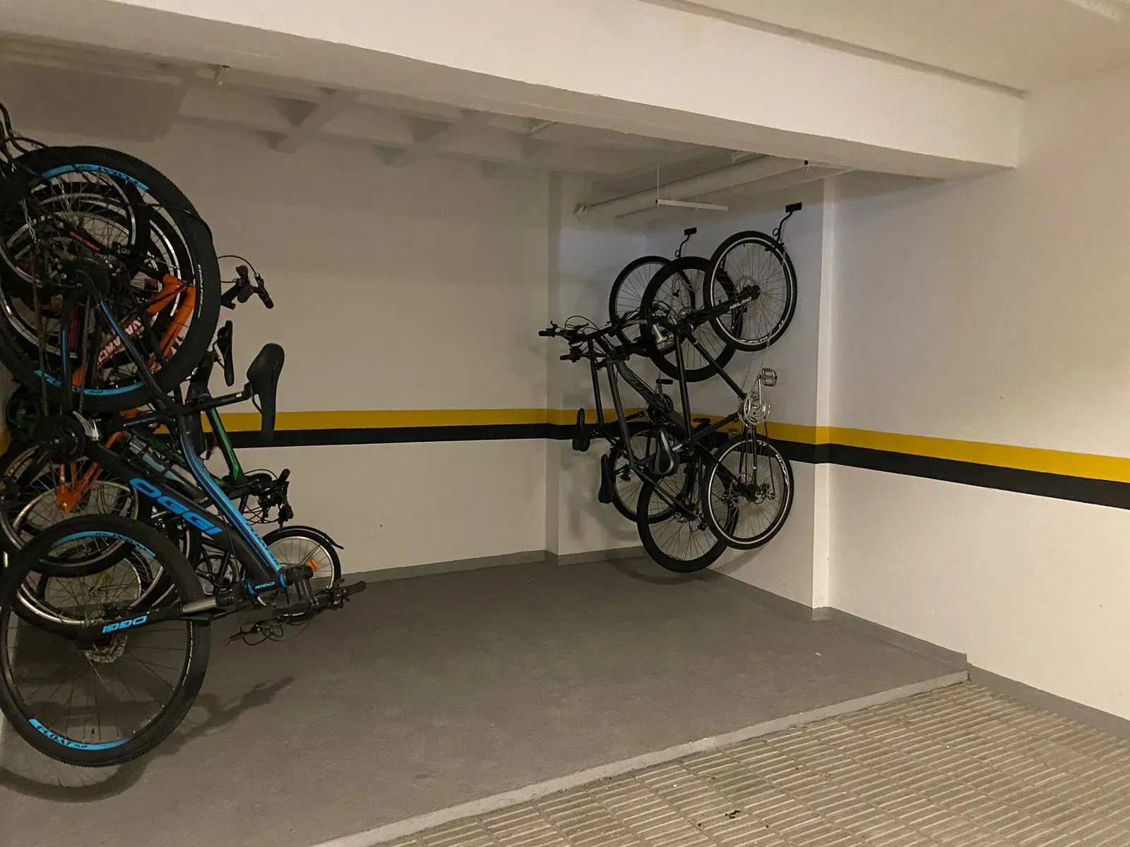 Apartamento com 2 dormitórios sendo 2 suítes e 2 vagas de garagem, Bairro Canto em Florianópolis/SC