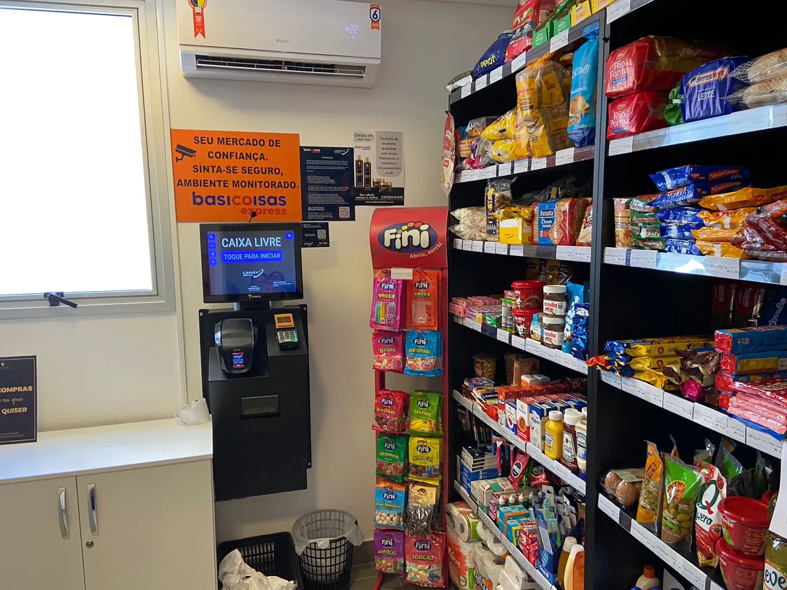 Apartamento com 2 dormitórios sendo 2 suítes e 2 vagas de garagem, Bairro Canto em Florianópolis/SC