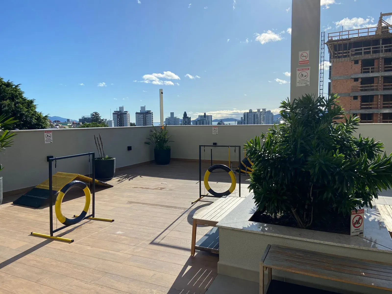 Apartamento com 2 dormitórios sendo 2 suítes e 2 vagas de garagem, Bairro Canto em Florianópolis/SC