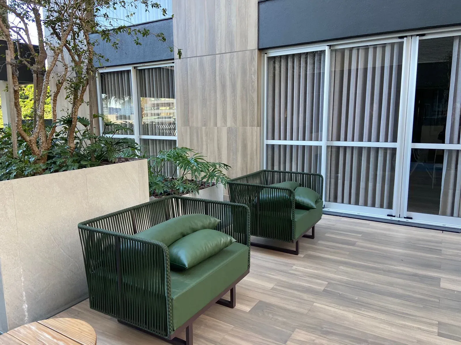 Apartamento com 2 dormitórios sendo 2 suítes e 2 vagas de garagem, Bairro Canto em Florianópolis/SC