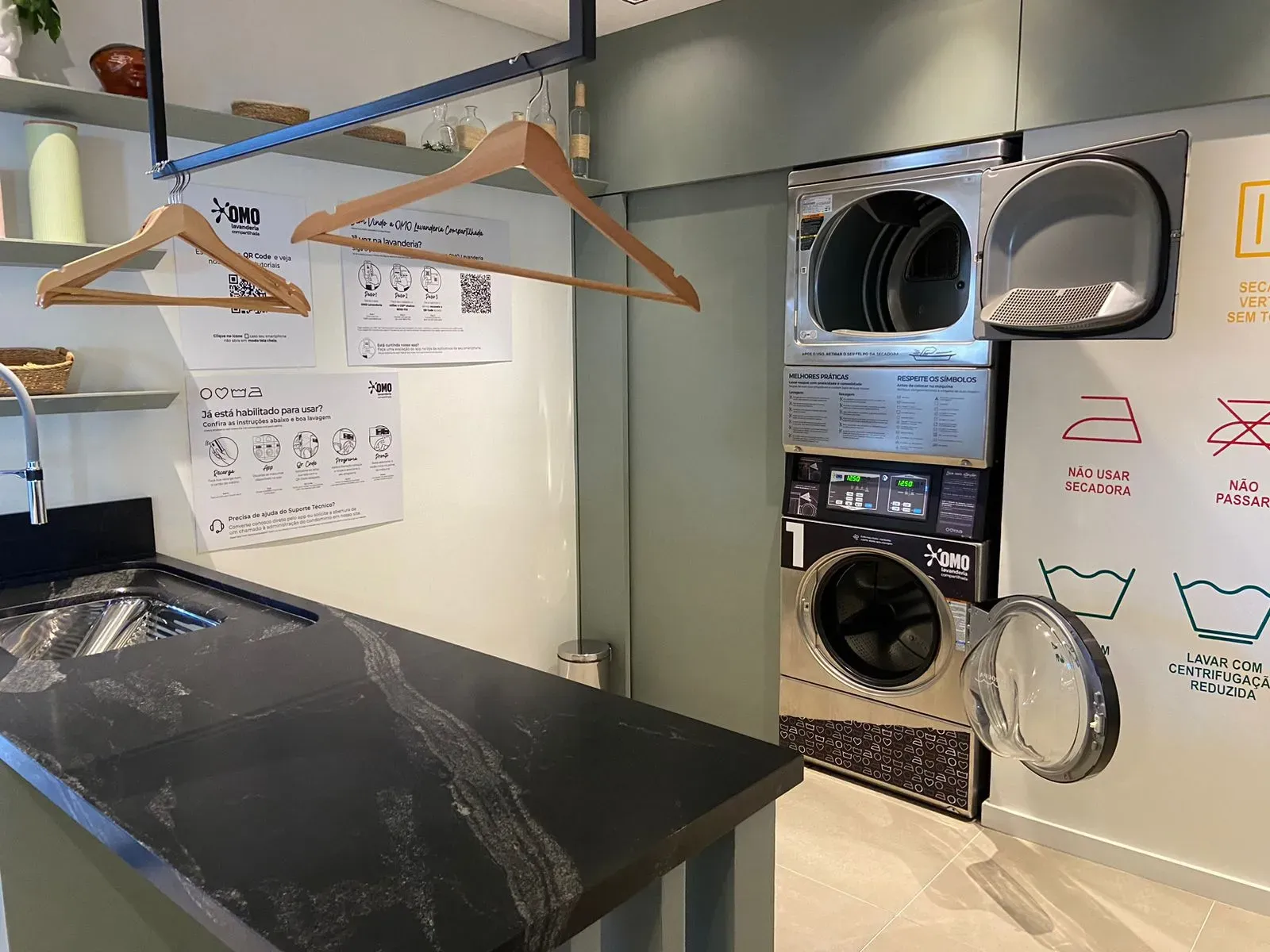 Apartamento com 2 dormitórios sendo 2 suítes e 2 vagas de garagem, Bairro Canto em Florianópolis/SC