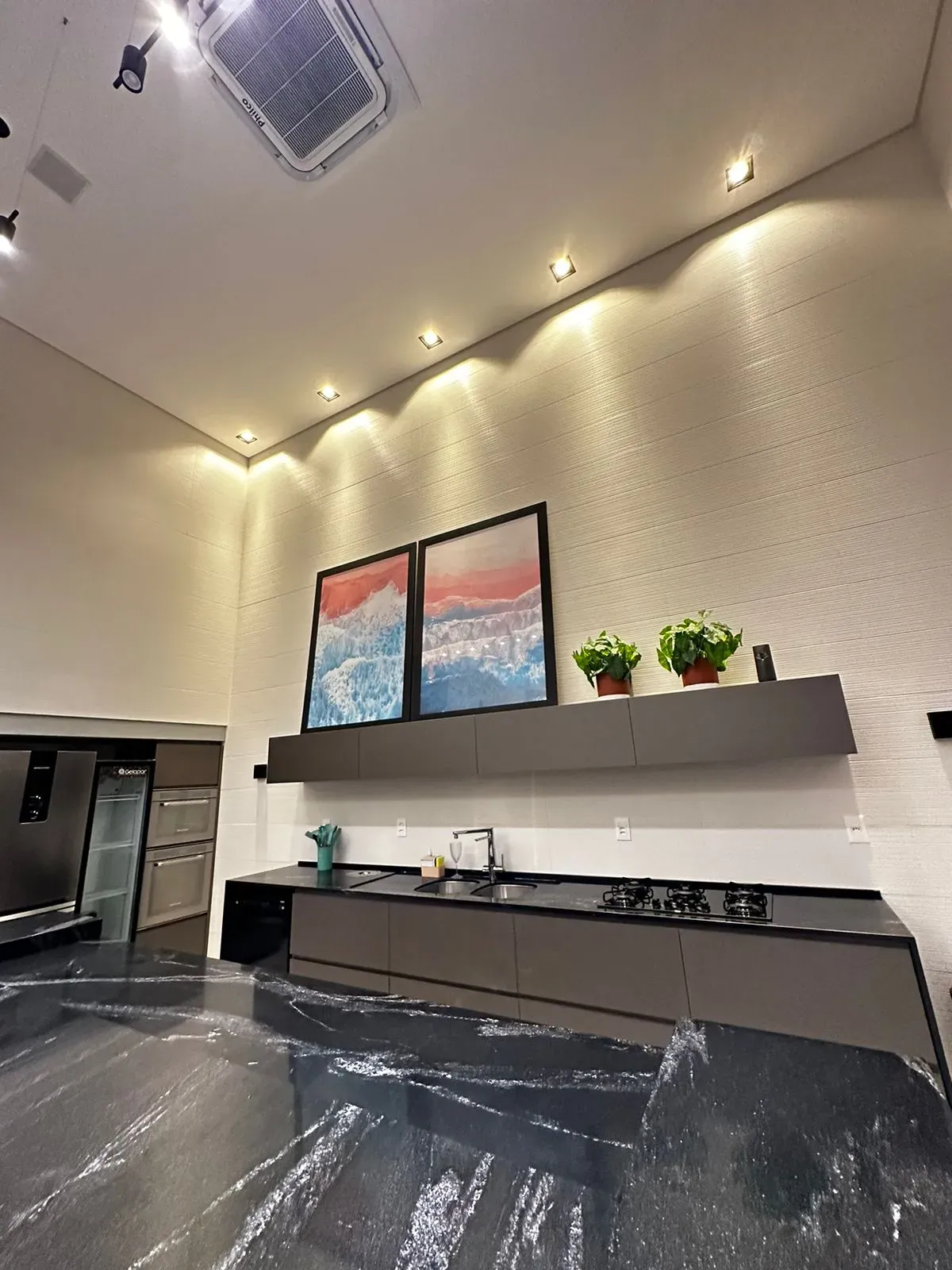 Apartamento com 2 dormitórios sendo 2 suítes e 2 vagas de garagem, Bairro Canto em Florianópolis/SC