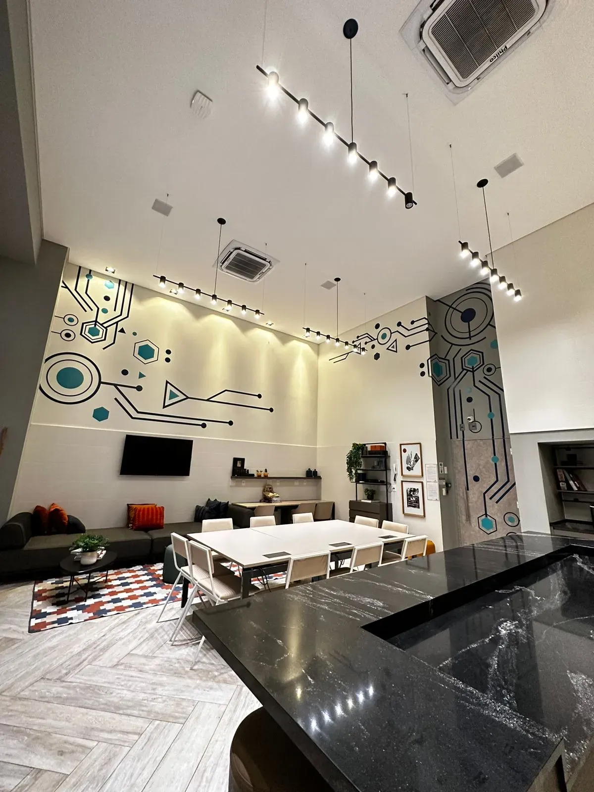 Apartamento com 2 dormitórios sendo 2 suítes e 2 vagas de garagem, Bairro Canto em Florianópolis/SC