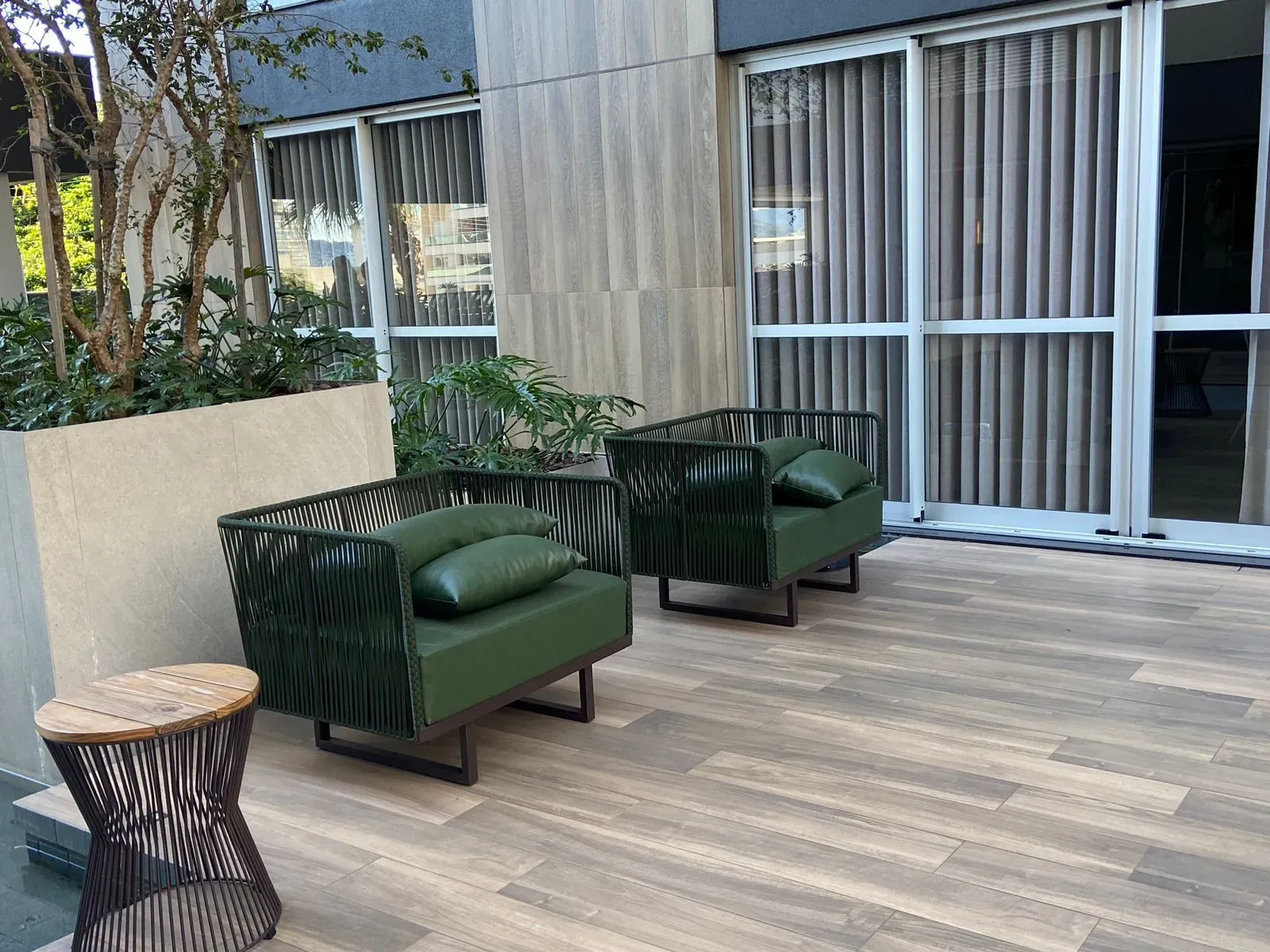 Apartamento com 2 dormitórios sendo 2 suítes e 2 vagas de garagem, Bairro Canto em Florianópolis/SC