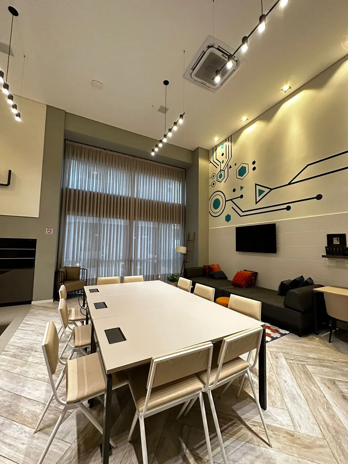 Apartamento com 2 dormitórios sendo 2 suítes e 2 vagas de garagem, Bairro Canto em Florianópolis/SC