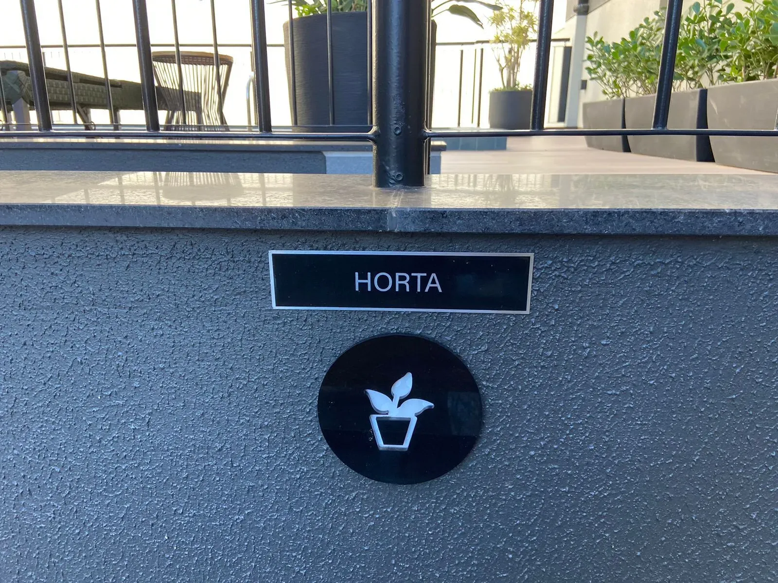 Apartamento com 2 dormitórios sendo 2 suítes e 2 vagas de garagem, Bairro Canto em Florianópolis/SC