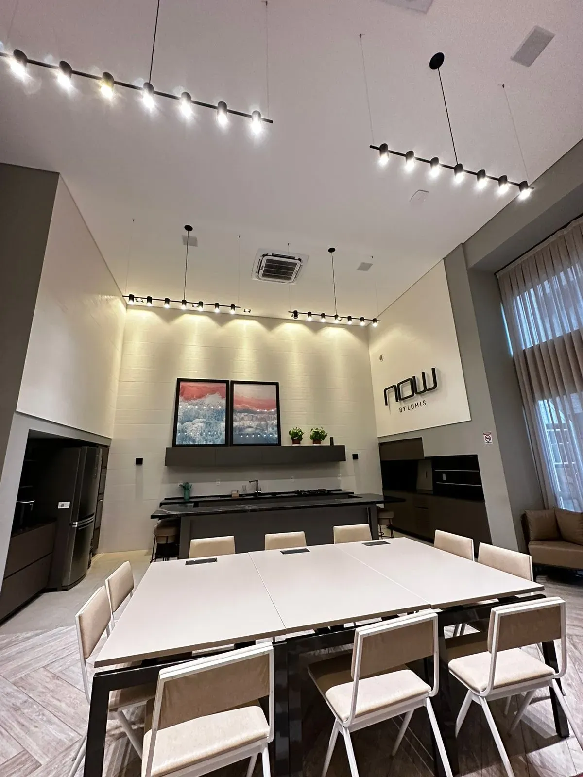 Apartamento com 2 dormitórios sendo 2 suítes e 2 vagas de garagem, Bairro Canto em Florianópolis/SC