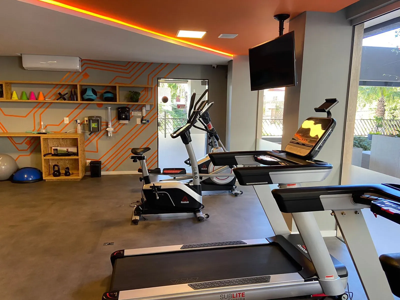 Apartamento com 2 dormitórios sendo 2 suítes e 2 vagas de garagem, Bairro Canto em Florianópolis/SC