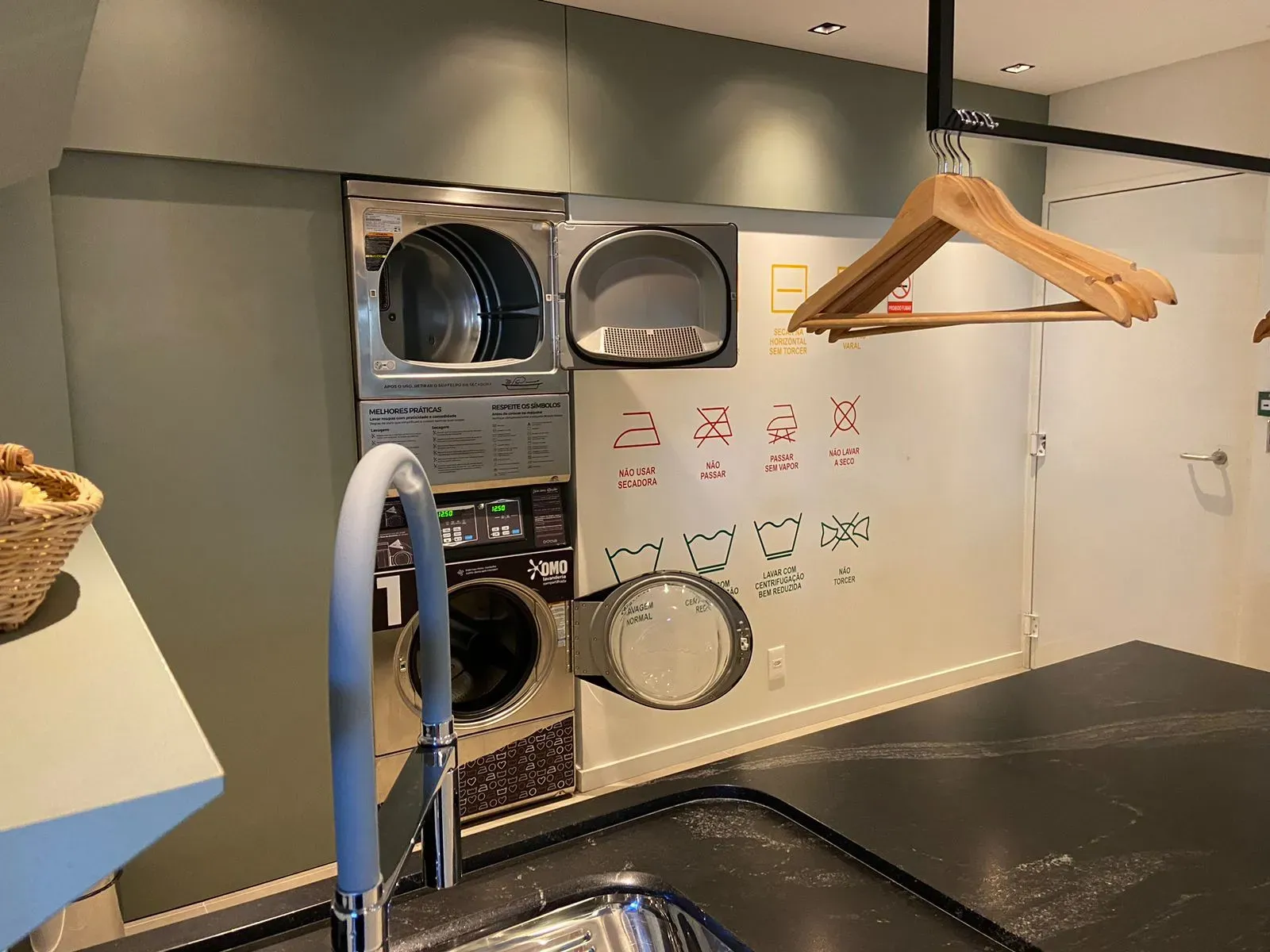 Apartamento com 2 dormitórios sendo 2 suítes e 2 vagas de garagem, Bairro Canto em Florianópolis/SC