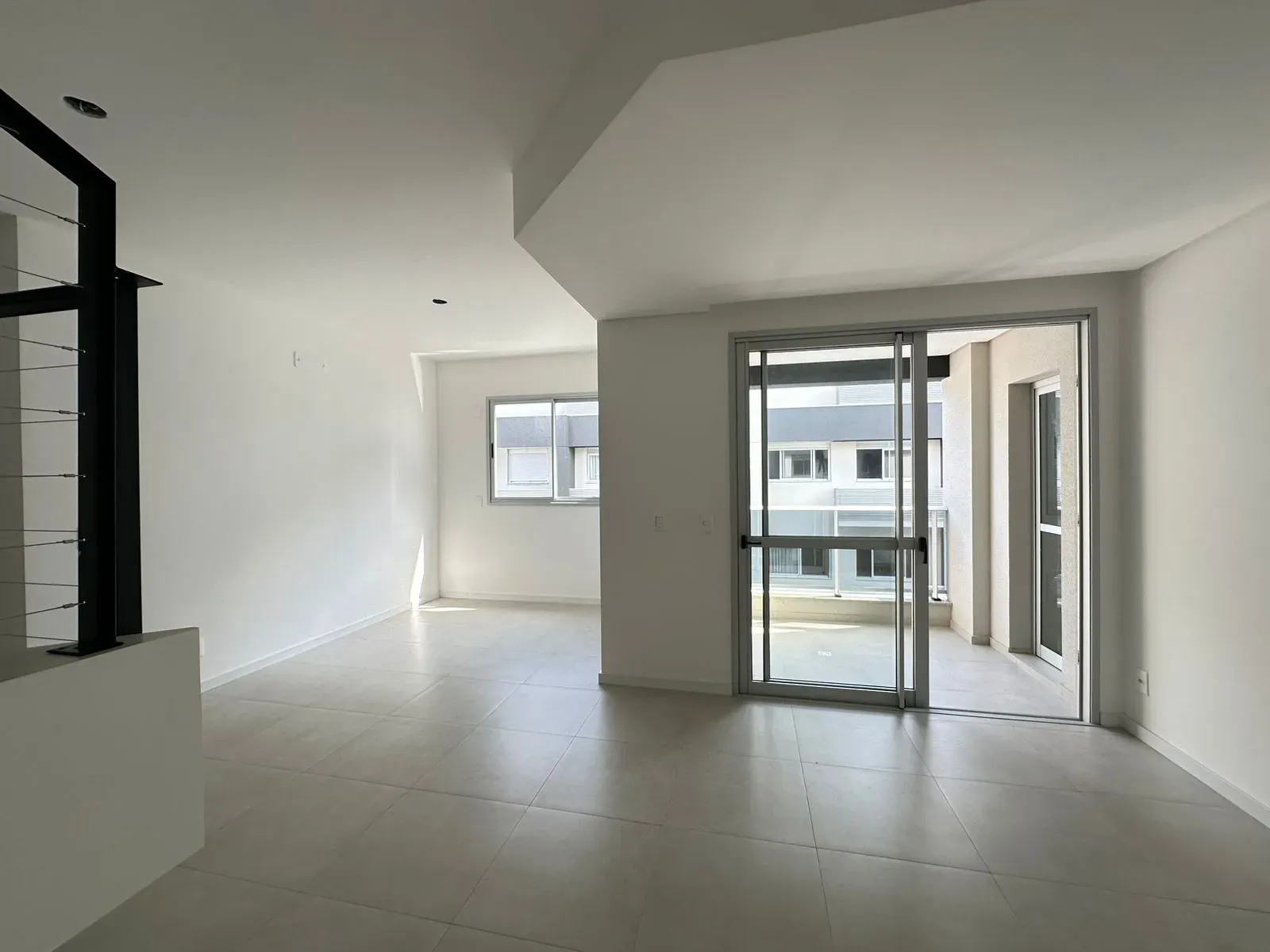 Apartamento com 2 dormitórios sendo 2 suítes e 2 vagas de garagem, Bairro Canto em Florianópolis/SC