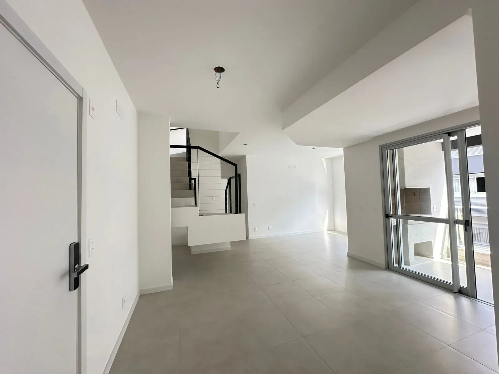 Apartamento com 2 dormitórios sendo 2 suítes e 2 vagas de garagem, Bairro Canto em Florianópolis/SC