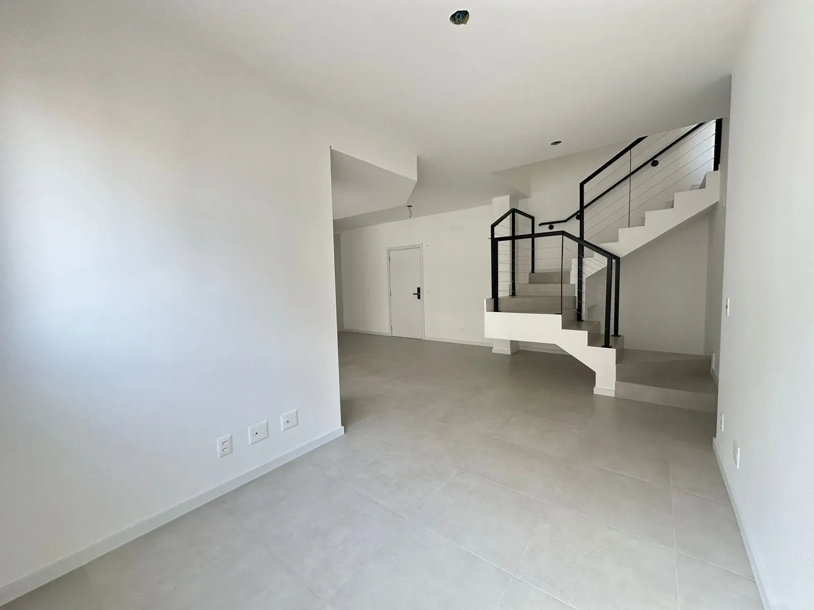 Apartamento com 2 dormitórios sendo 2 suítes e 2 vagas de garagem, Bairro Canto em Florianópolis/SC