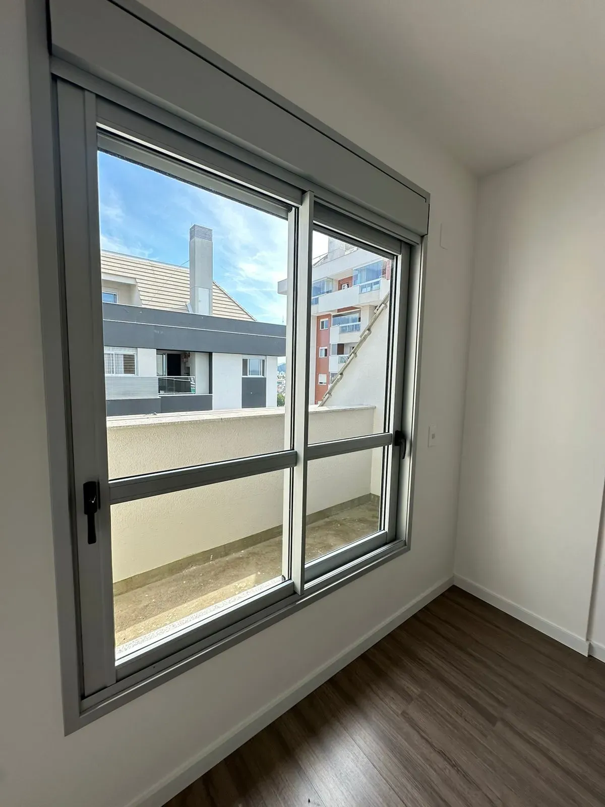 Apartamento com 2 dormitórios sendo 2 suítes e 2 vagas de garagem, Bairro Canto em Florianópolis/SC