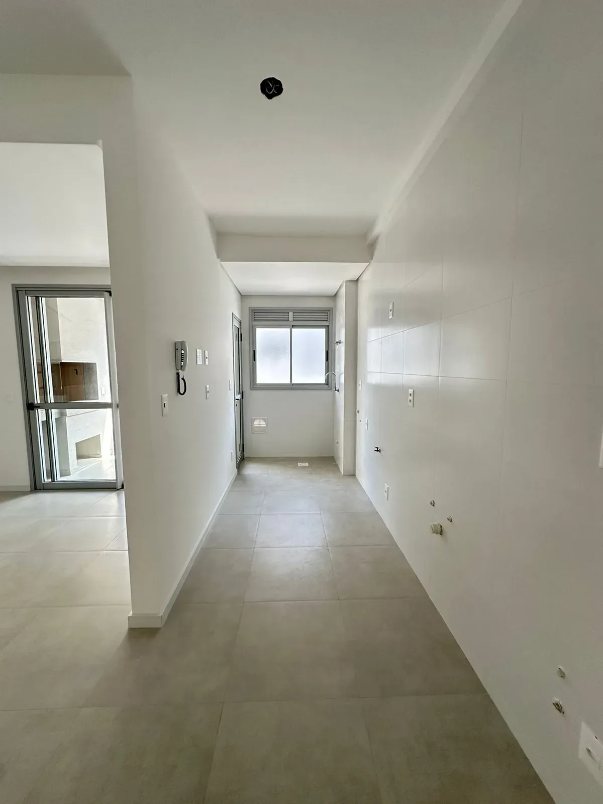 Apartamento com 2 dormitórios sendo 2 suítes e 2 vagas de garagem, Bairro Canto em Florianópolis/SC