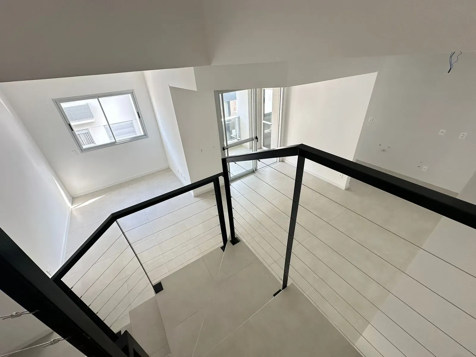 Apartamento com 2 dormitórios sendo 2 suítes e 2 vagas de garagem, Bairro Canto em Florianópolis/SC