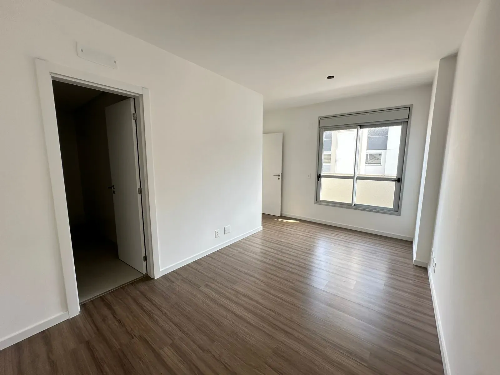 Apartamento com 2 dormitórios sendo 2 suítes e 2 vagas de garagem, Bairro Canto em Florianópolis/SC
