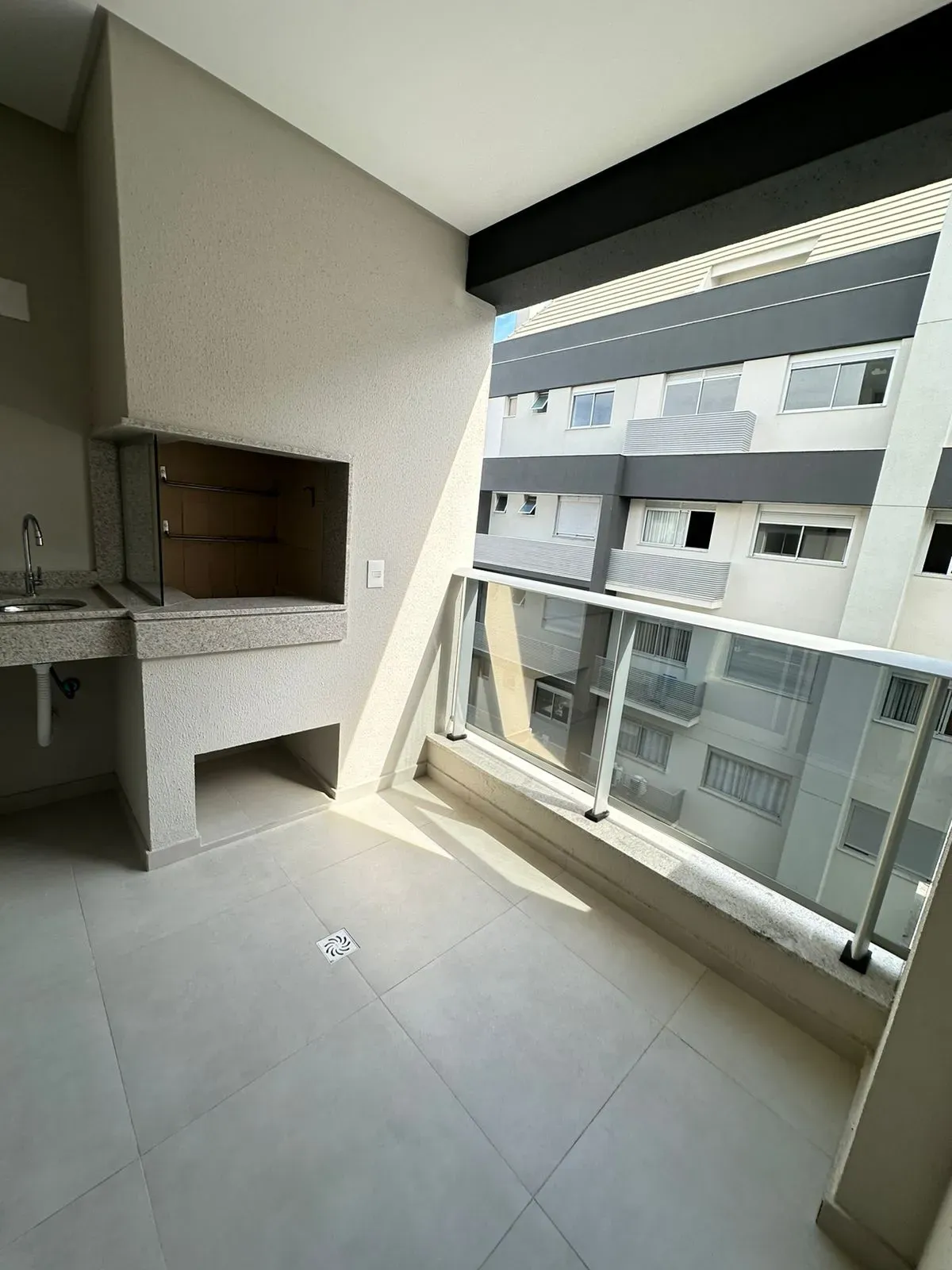 Apartamento com 2 dormitórios sendo 2 suítes e 2 vagas de garagem, Bairro Canto em Florianópolis/SC