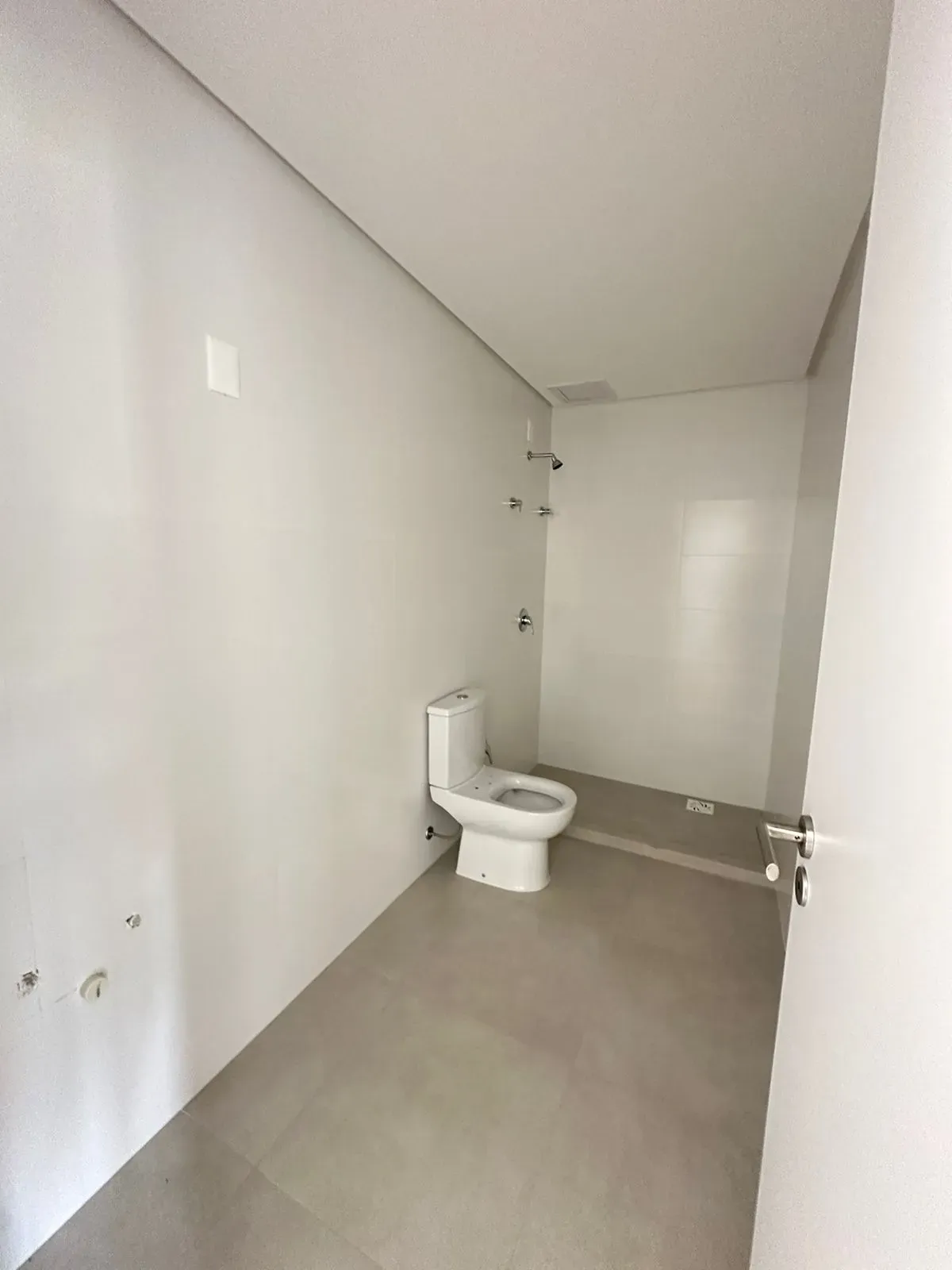 Apartamento com 2 dormitórios sendo 2 suítes e 2 vagas de garagem, Bairro Canto em Florianópolis/SC