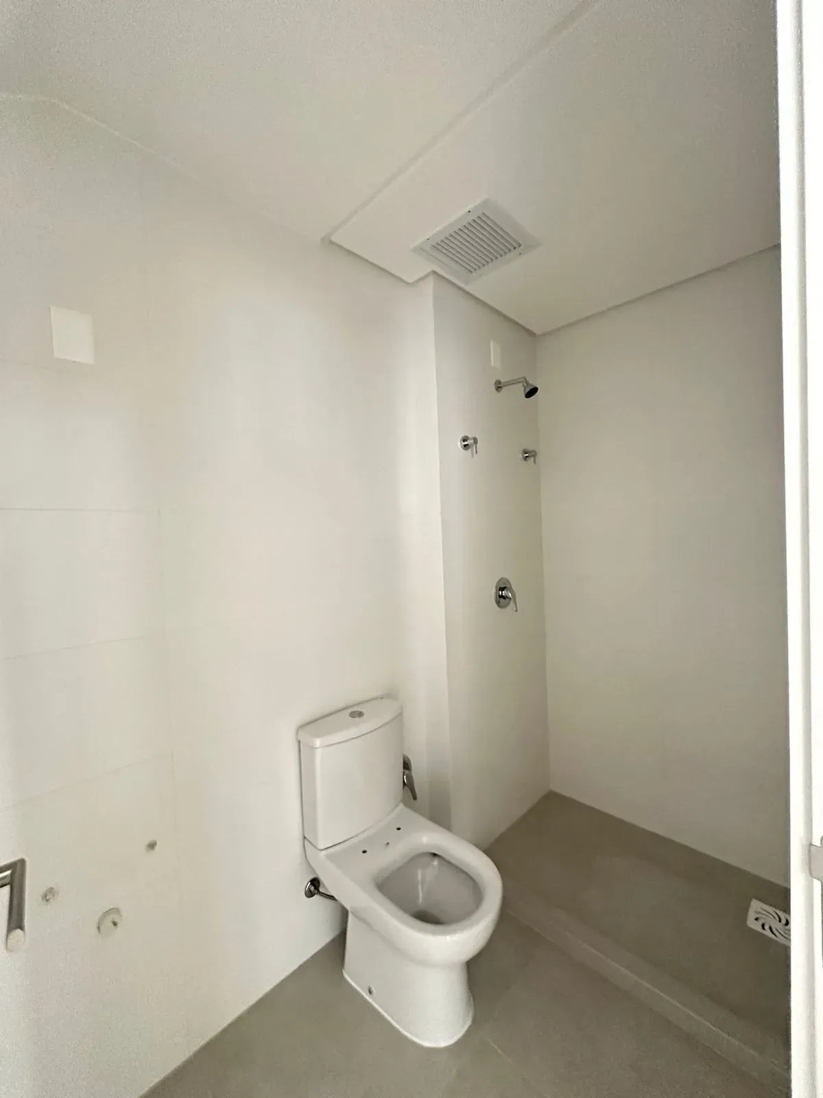 Apartamento com 2 dormitórios sendo 2 suítes e 2 vagas de garagem, Bairro Canto em Florianópolis/SC