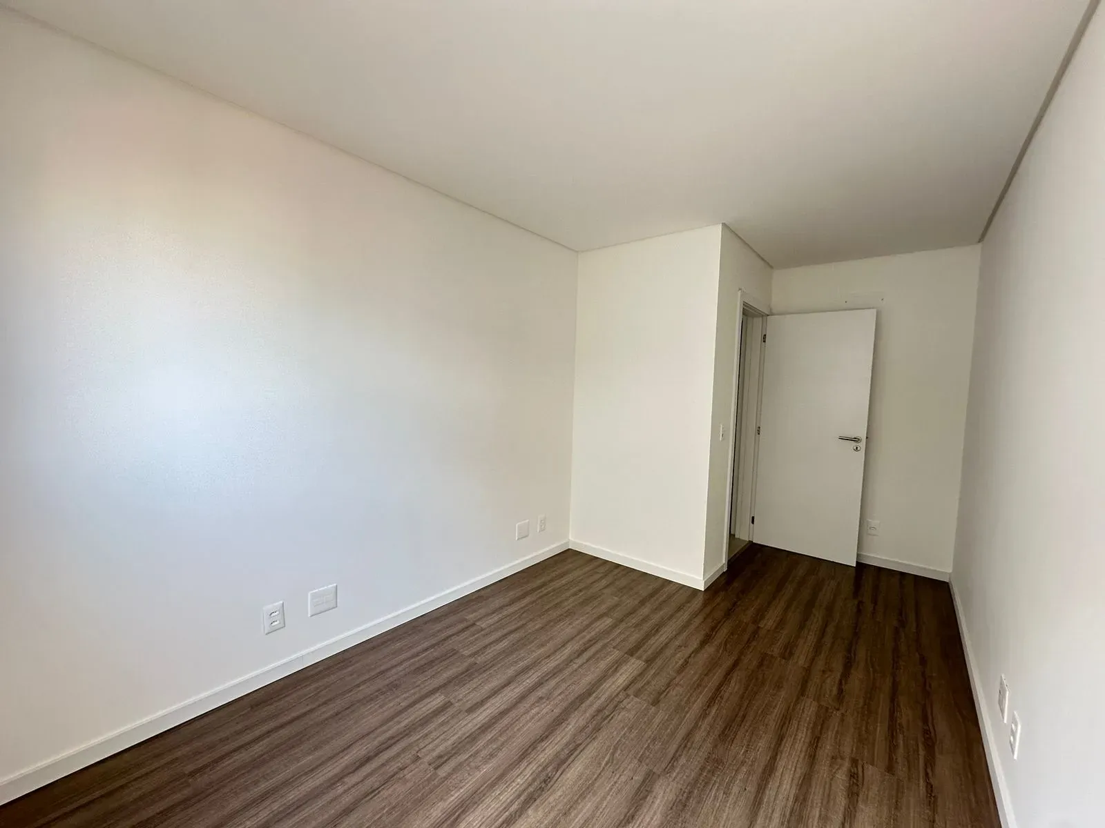 Apartamento com 2 dormitórios sendo 2 suítes e 2 vagas de garagem, Bairro Canto em Florianópolis/SC