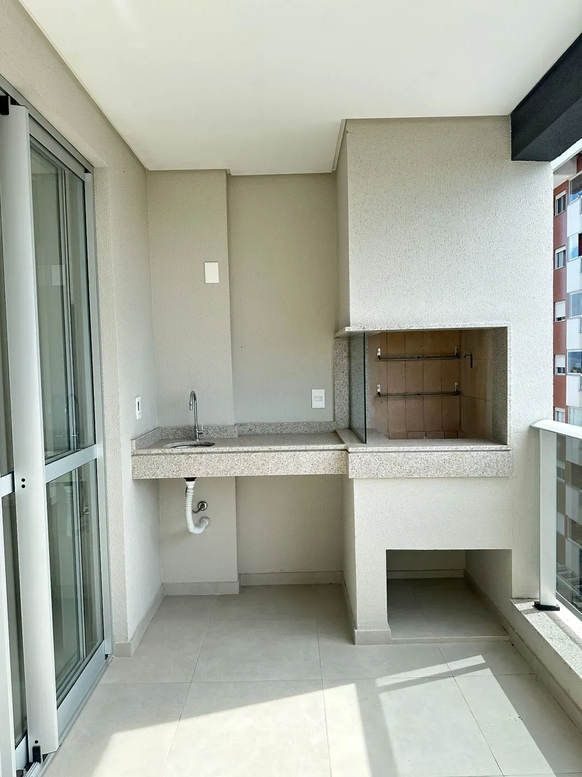 Apartamento com 2 dormitórios sendo 2 suítes e 2 vagas de garagem, Bairro Canto em Florianópolis/SC