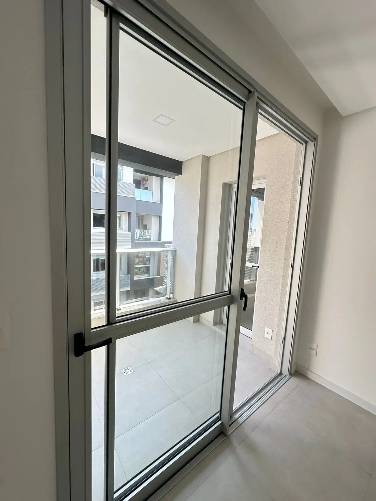 Apartamento com 2 dormitórios sendo 2 suítes e 2 vagas de garagem, Bairro Canto em Florianópolis/SC