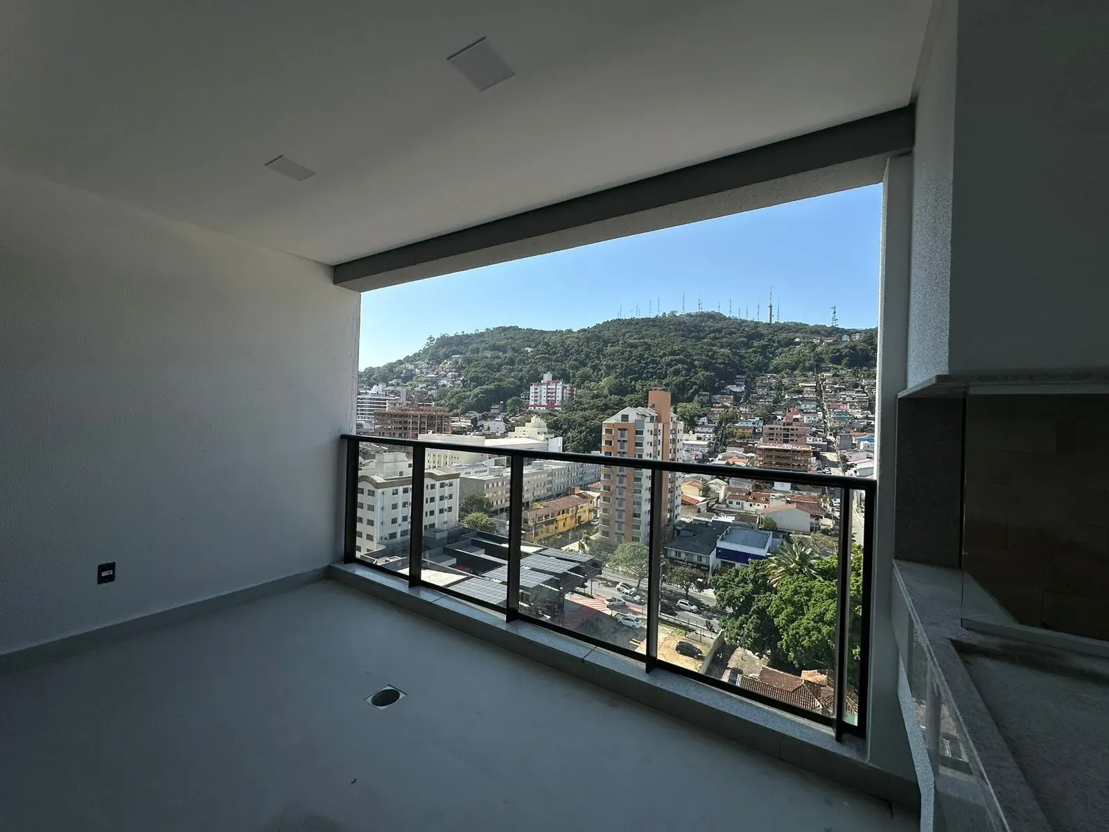Apartamento 3 dormitórios sendo 1 suíte e 2 vagas garagem - Centro de Florianópolis/SC