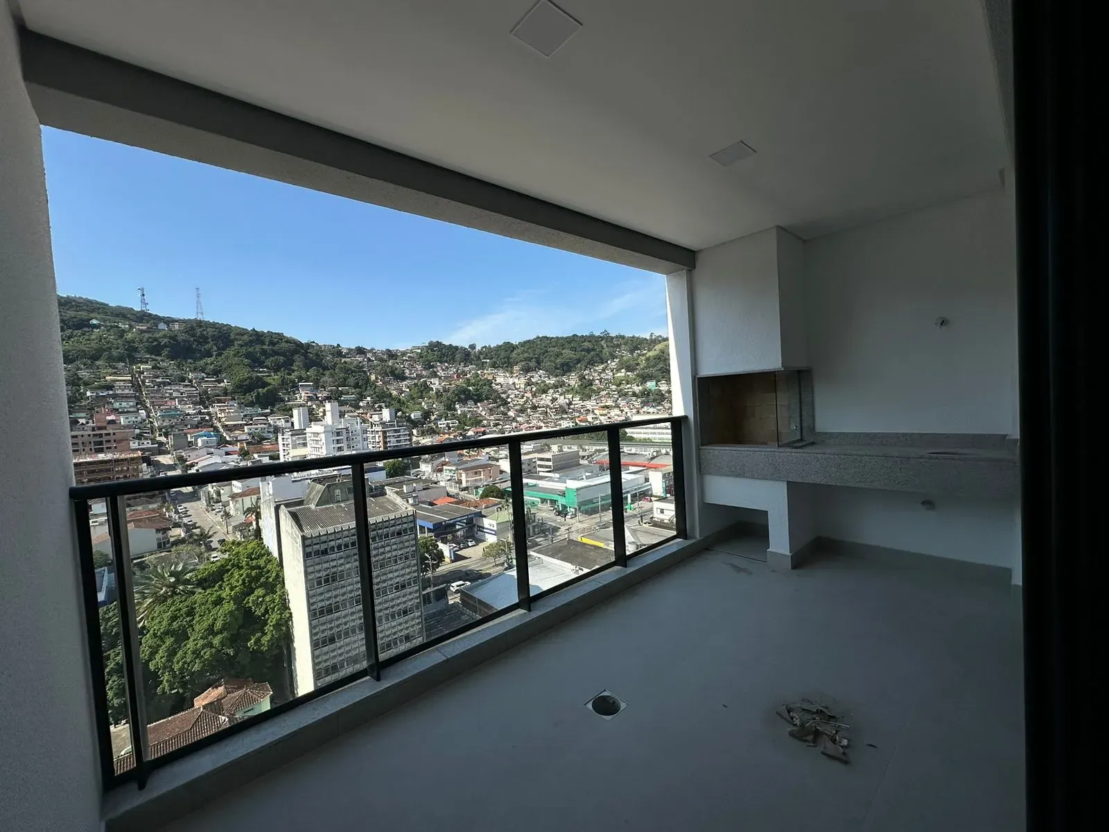 Apartamento 3 dormitórios sendo 1 suíte e 2 vagas garagem - Centro de Florianópolis/SC