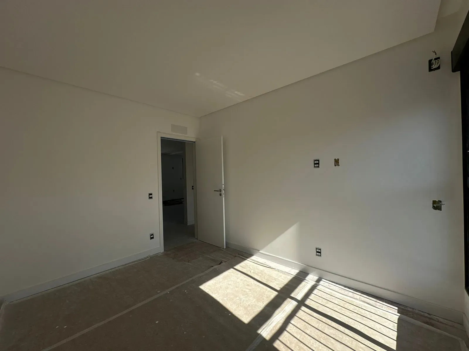 Apartamento 3 dormitórios sendo 1 suíte e 2 vagas garagem - Centro de Florianópolis/SC